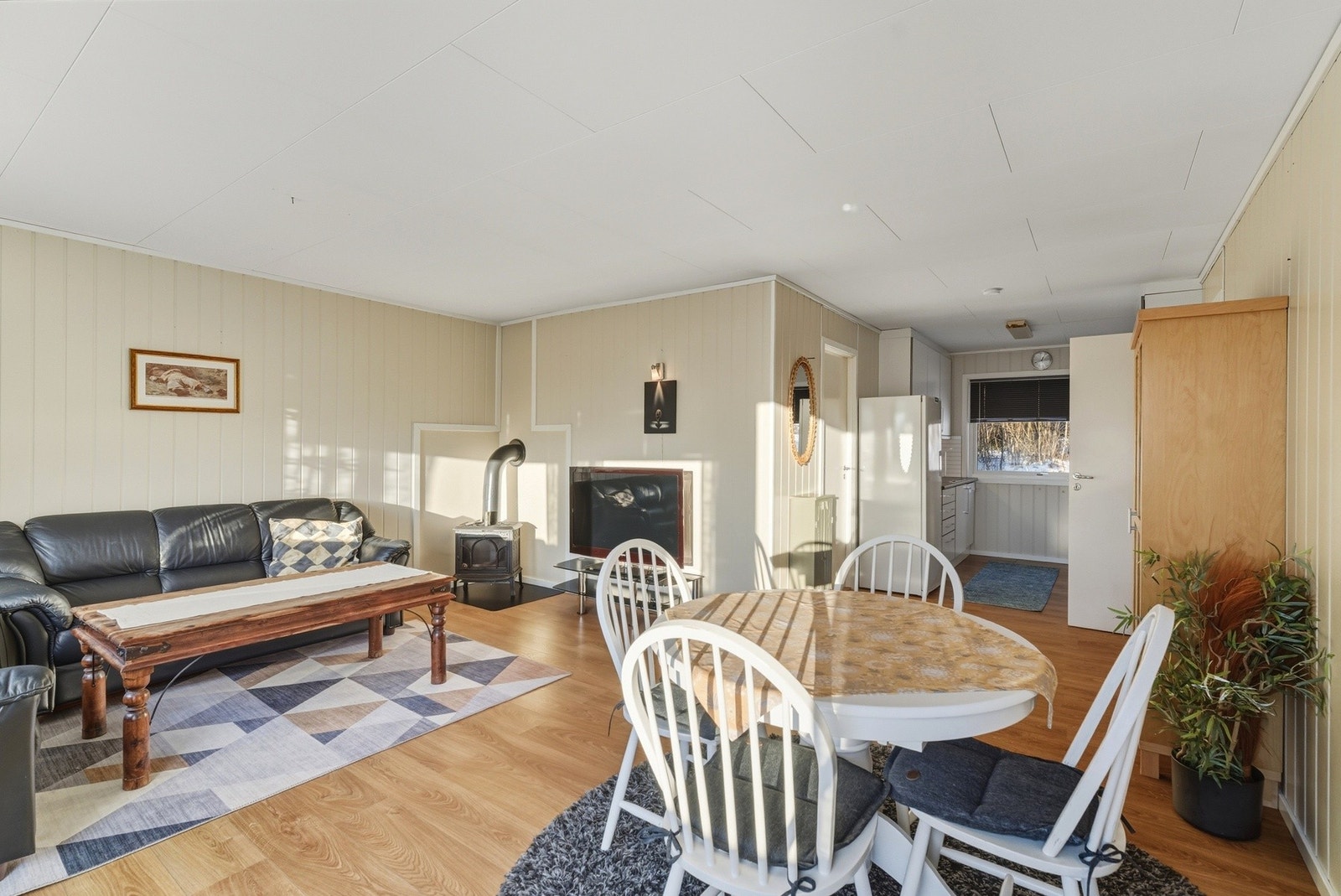 Leiligheten selges slik den står, hvor alt av møbler og innbo følger med. Galleribilde
