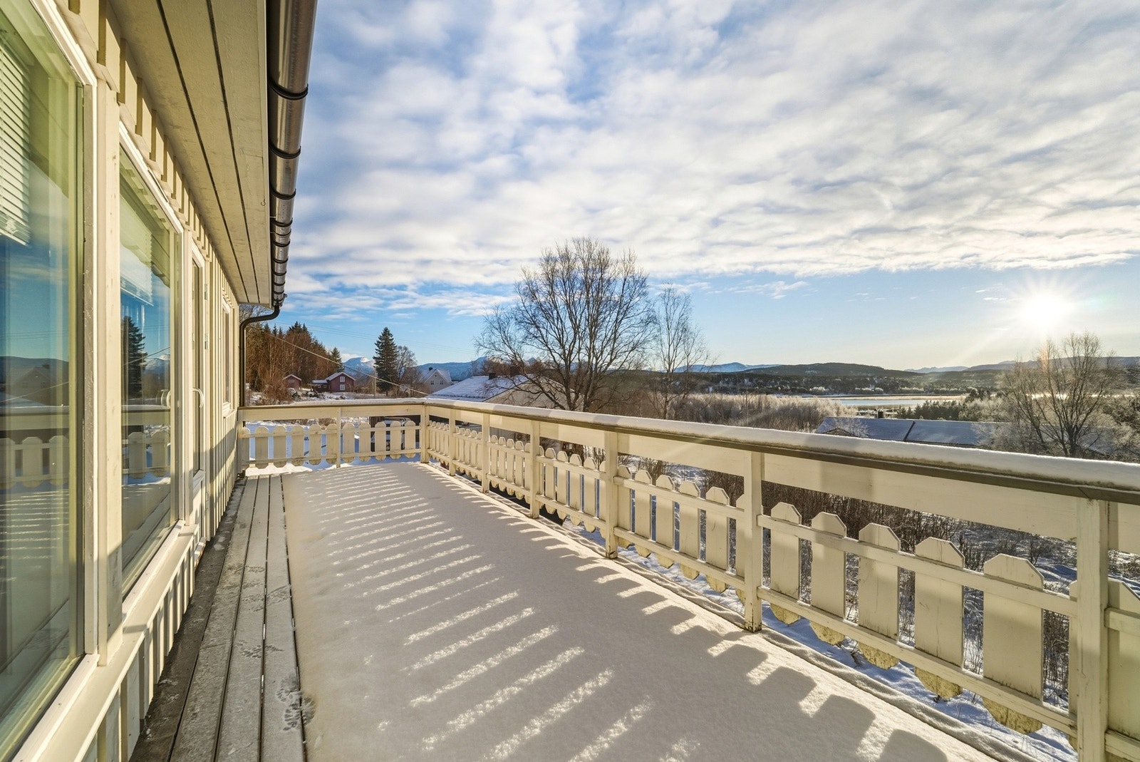 Balkong med god plass til sittegruppe og tilhørende møblement. Galleribilde
