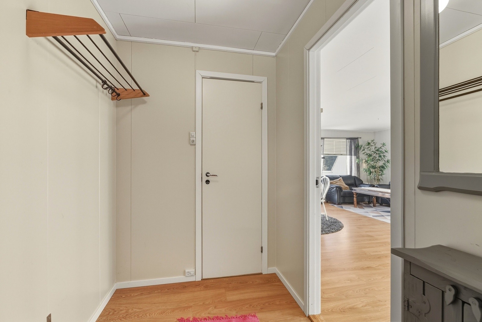 Entré med plass til å henge fra seg klær langs klesoppheng. Galleribilde
