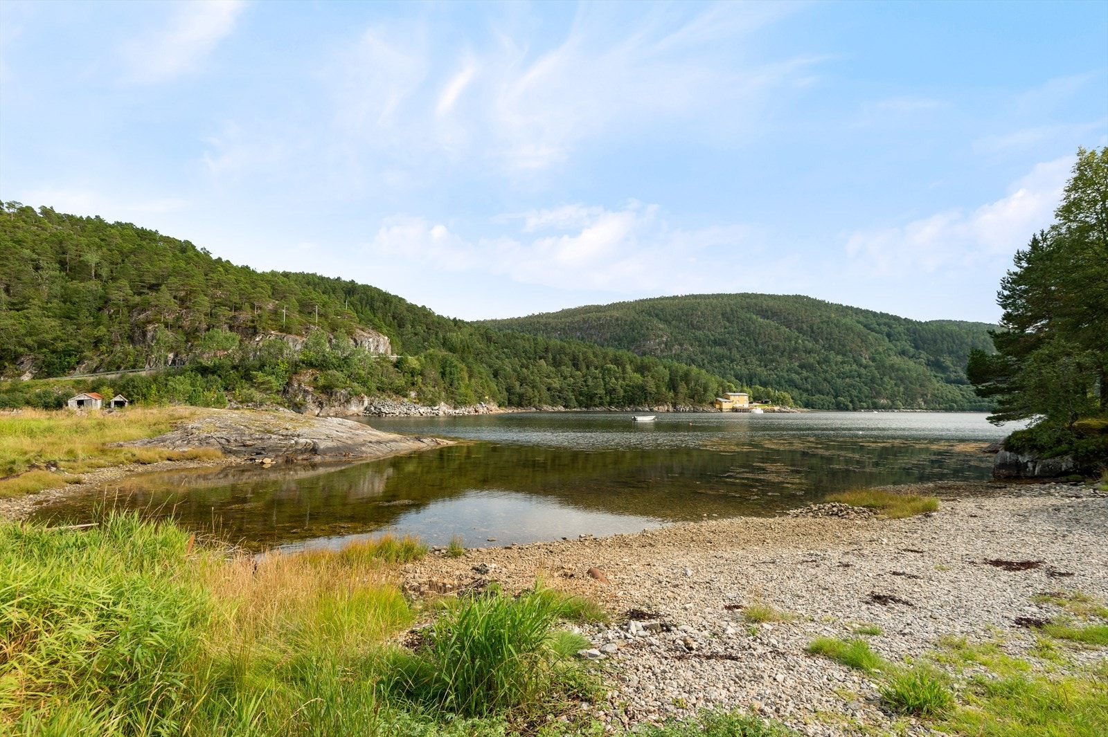 Eiendommen ligger i Snillfjord hvor man har fantastiske muligheter med båt Galleribilde