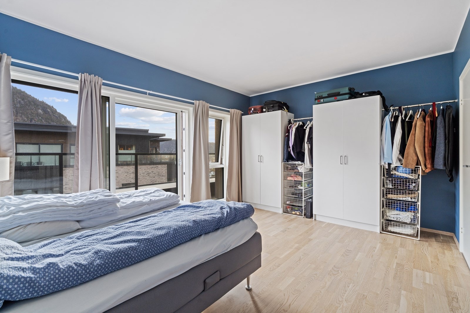 Hovedsoverom med stor garderobe Galleribilde
