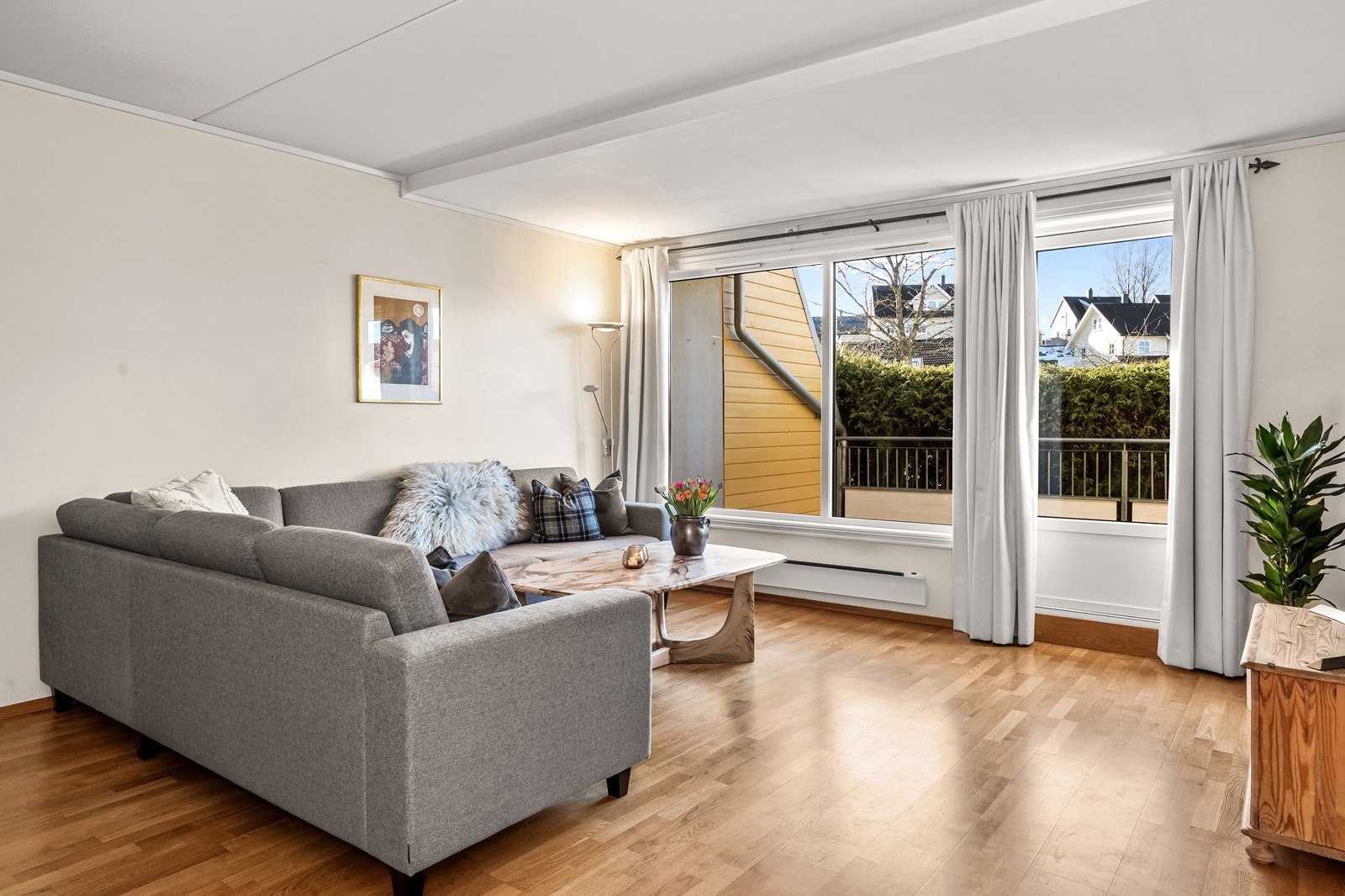 Stuen er romslig og gir gode muligheter for ulike møbleringsløsninger. Galleribilde
