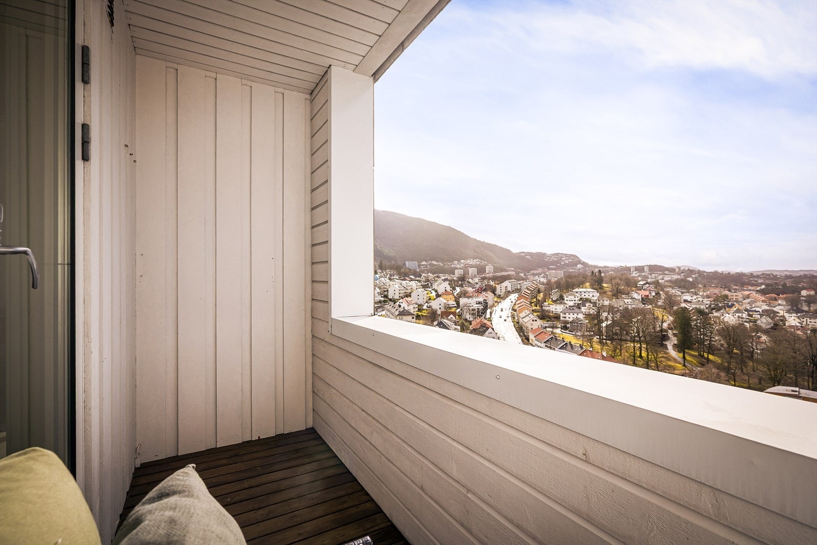 Sør-vestvendt altan på 3,6m² med den magiske utsikten. Galleribilde