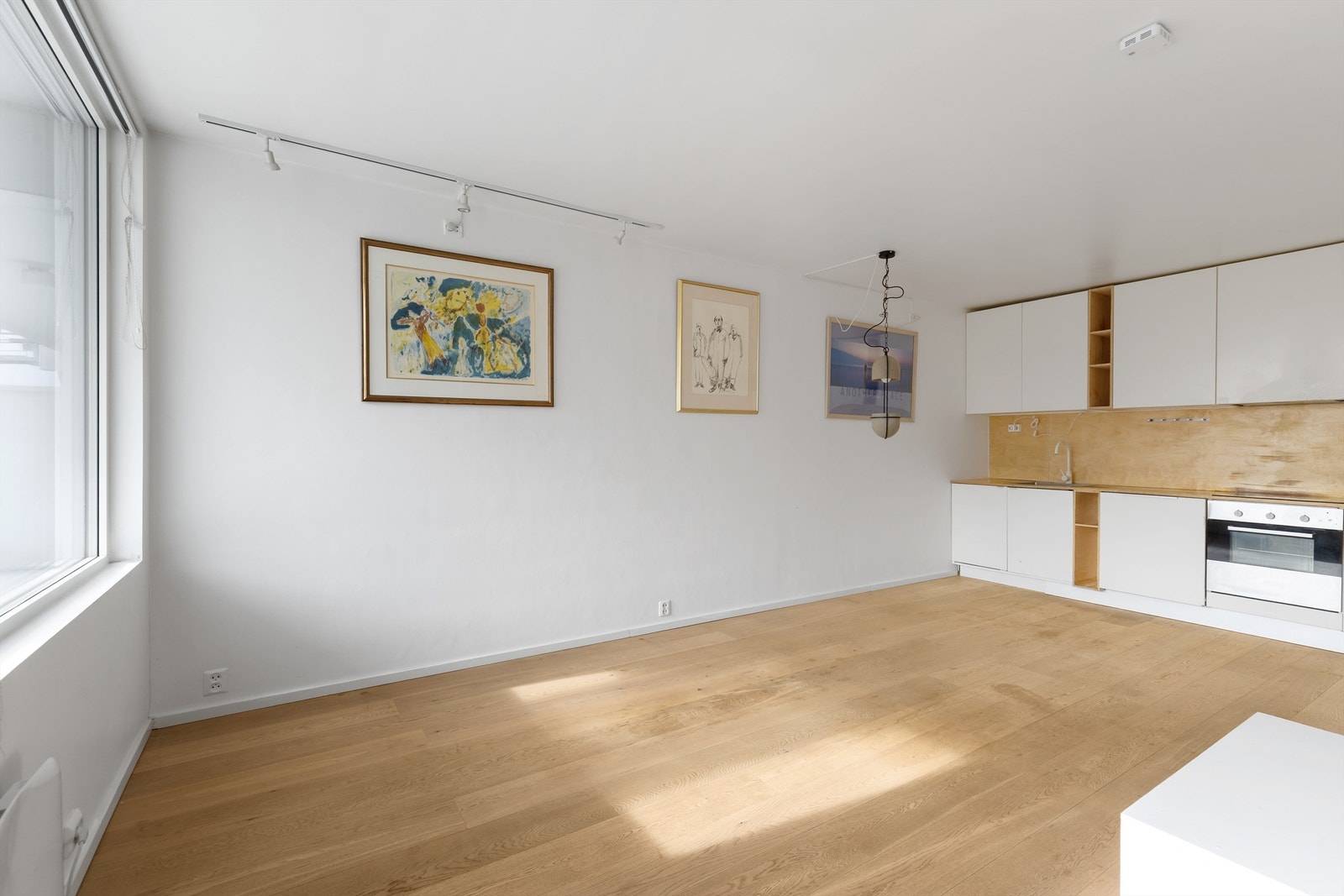 Det åpne rommet gir fleksibilitet for møblering av både spisebord og sofagruppe. Galleribilde