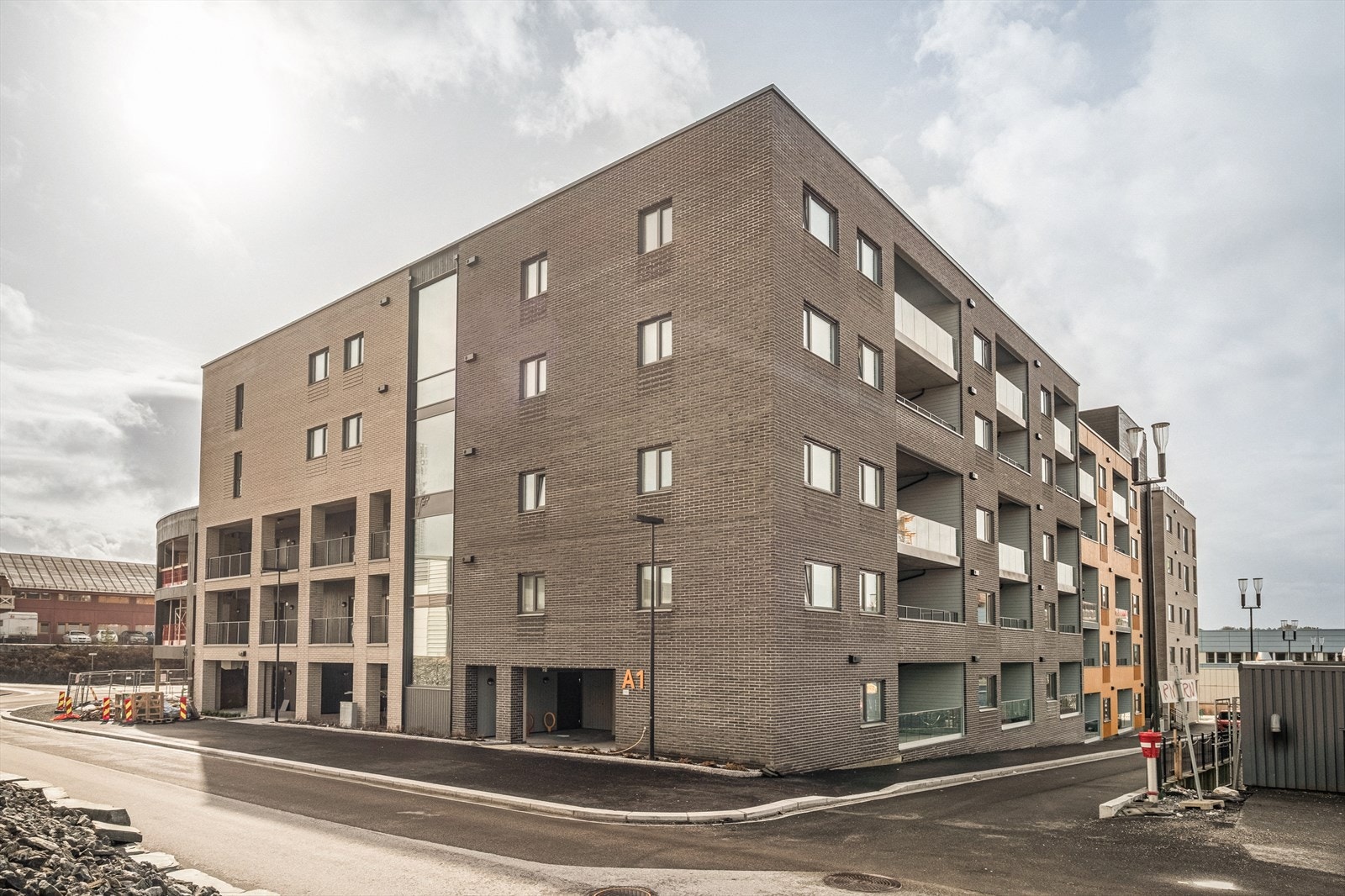 Leiligheten ligger i 2.etasje og har heis ned til garasjeplassen som er inkludert og opp på felles takterrasse. Galleribilde