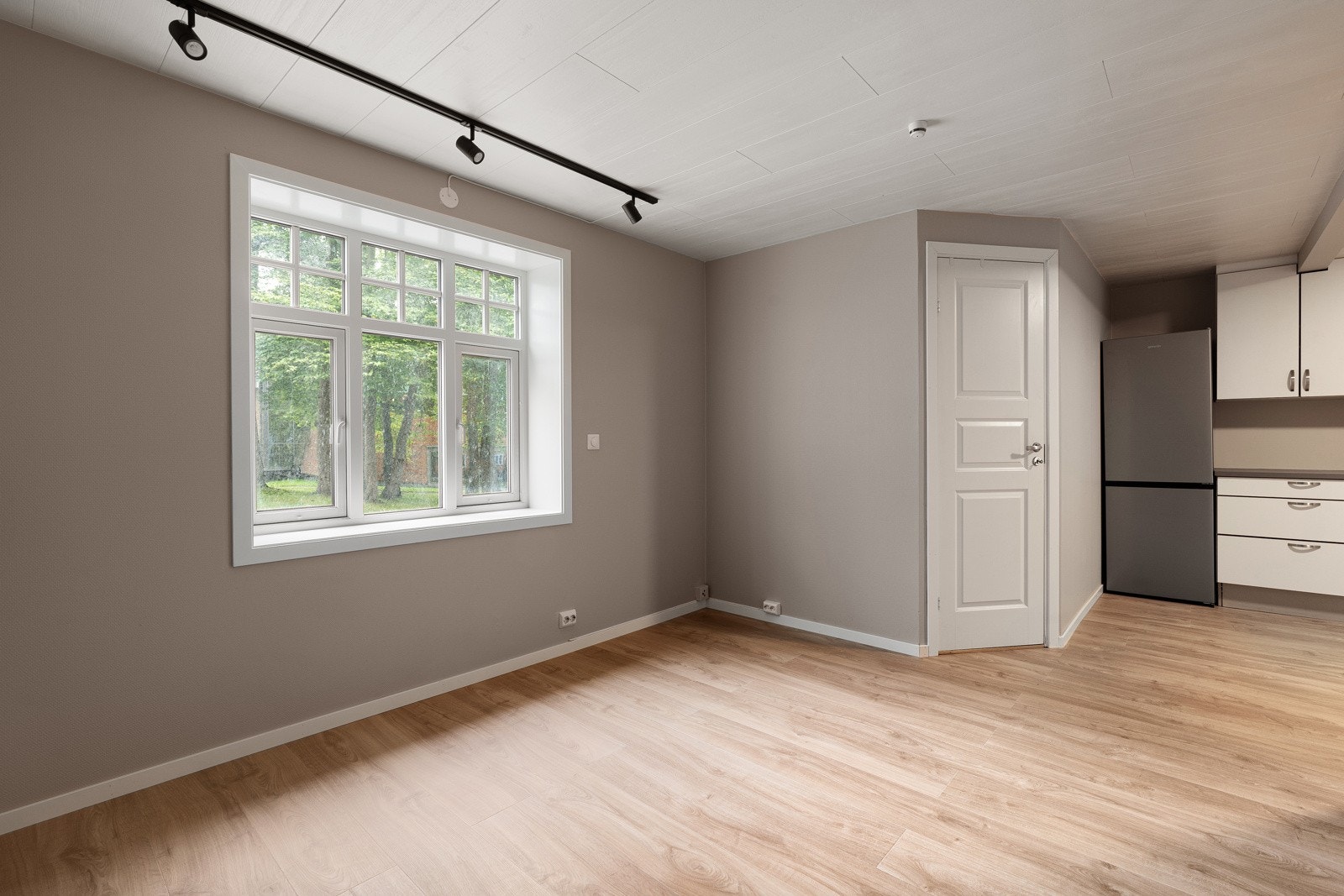 Stue og kjøkken i åpen løsning.