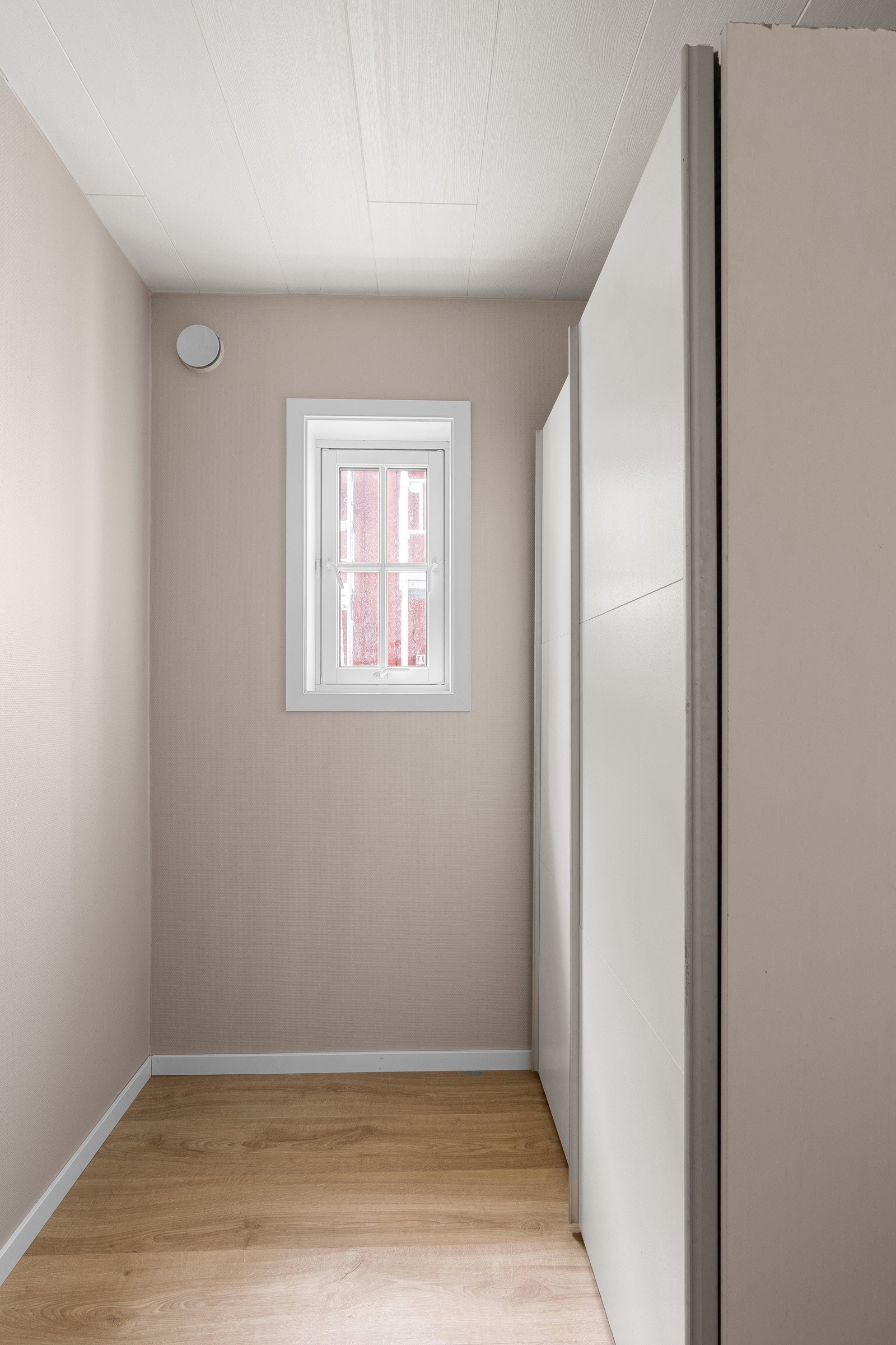 Gang ved bad - garderobeskap medfølger ikke.