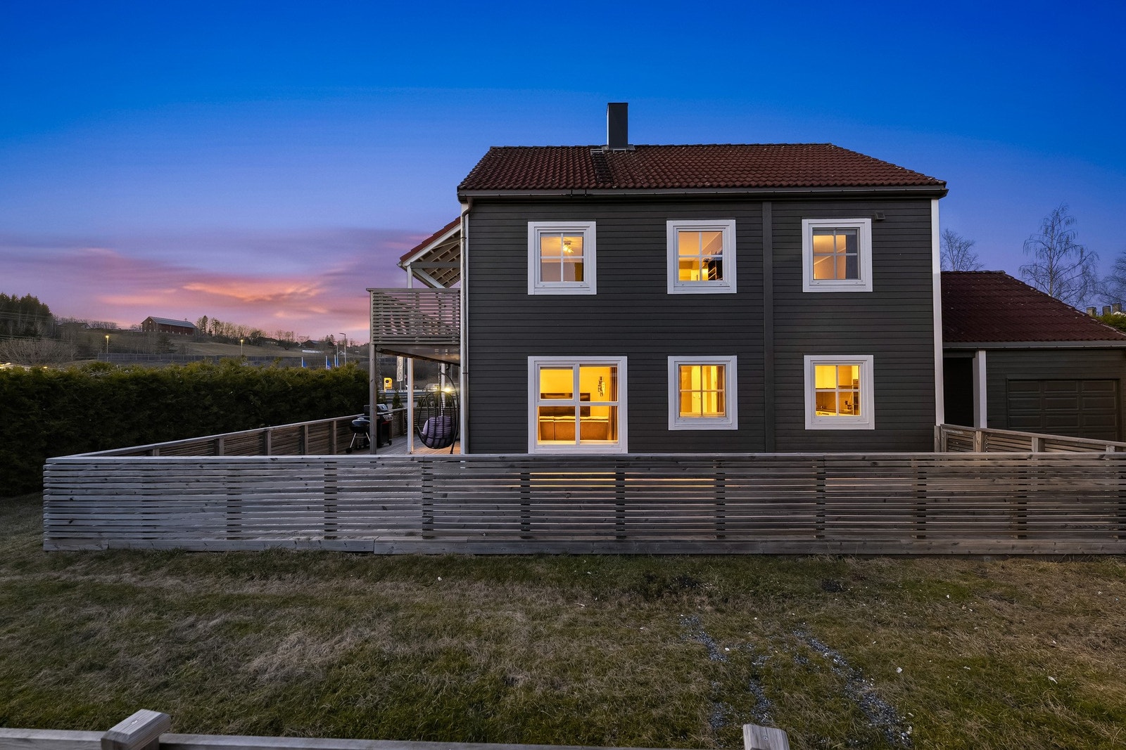 I tillegg til boligens garasje, er det en romslig gårdsplass med plass til flere biler. For flere gjester, er det også en felles gjesteparkering for sameiet. Galleribilde