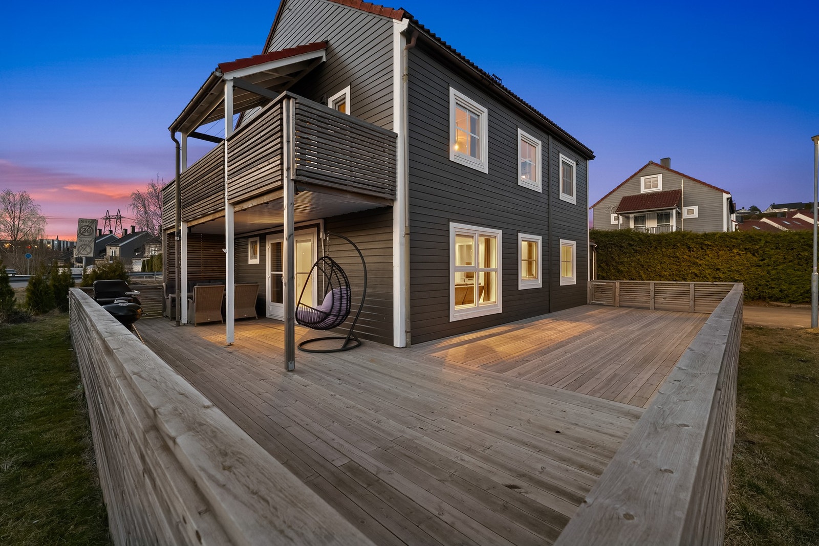 Videre fra stuen i første etasje er det direkte utgang til en romslig terrasse på hele ca. 77 m², oppført i 2022. Galleribilde