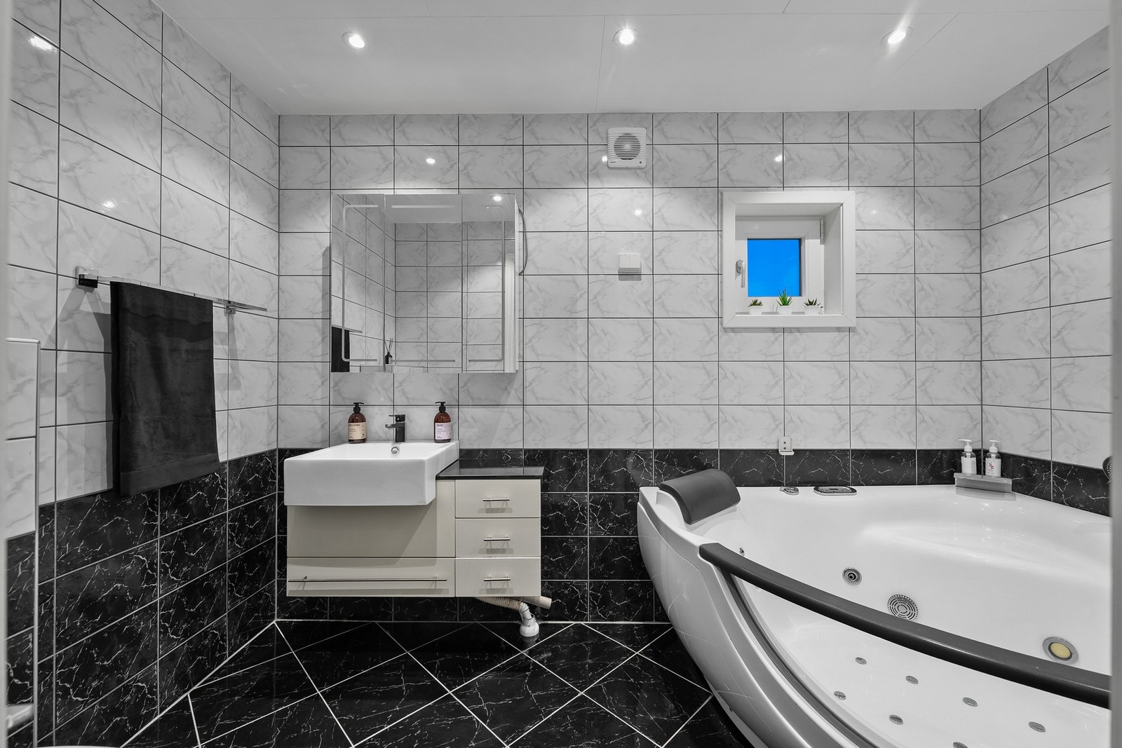 Badet i andre etasje har adkomst fra gangen og ble oppgradert i perioden 2013/2014 i følge eier. Her er det lagt mørke fliser på gulv og lyse fliser på veggene, noe som skaper en fin kontrast og et tidløst uttrykk. Galleribilde
