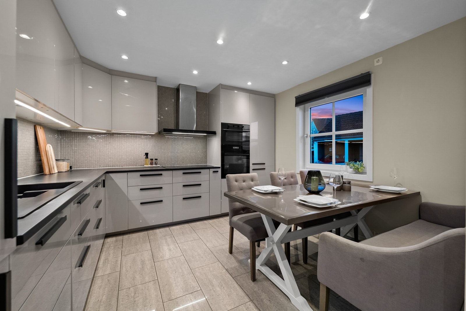Kjøkkeninnredningen fra Ikea er fra 2019 og består av glatte fronter som gir et moderne og tidløst uttrykk, kombinert med benkeplate i laminat. Galleribilde