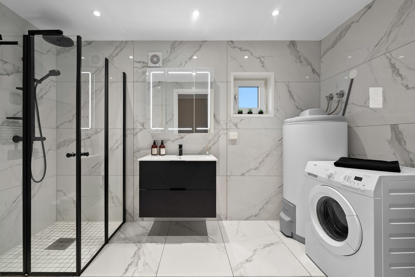 Badet i første etasje har adkomst fra gangen og er totalrenovert i 2026, med et moderne og stilrent uttrykk Galleribilde