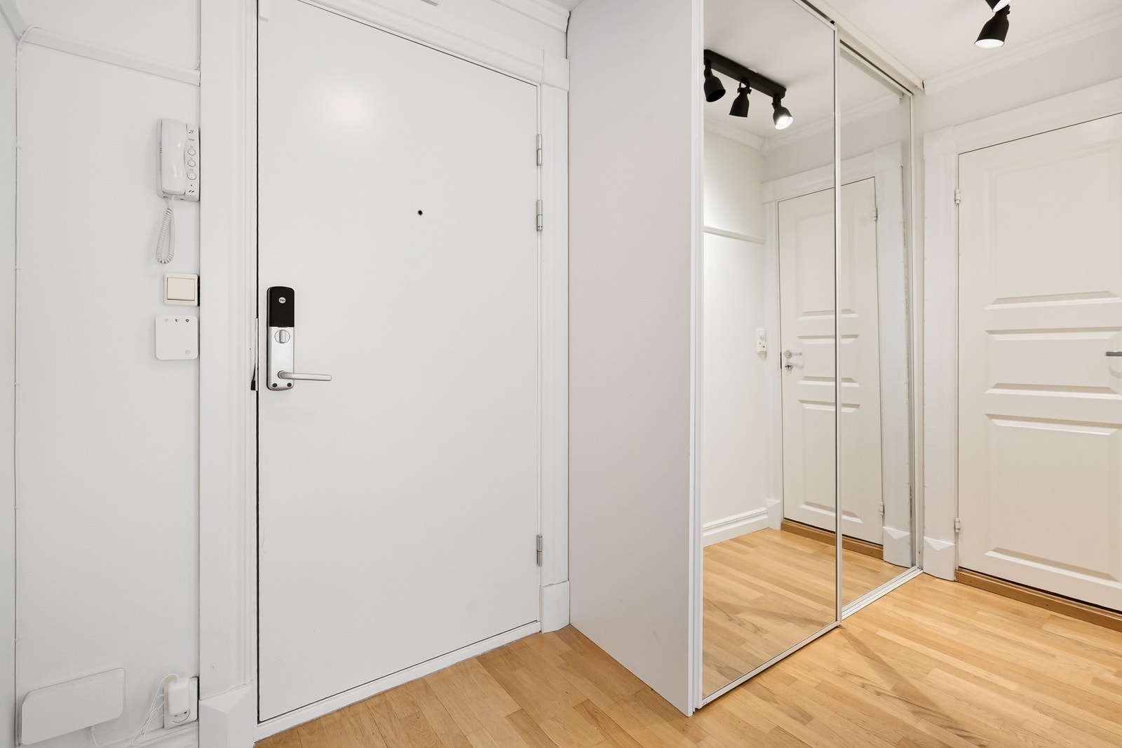 Entré med Yale Doorman og praktisk garderobeløsning. Galleribilde