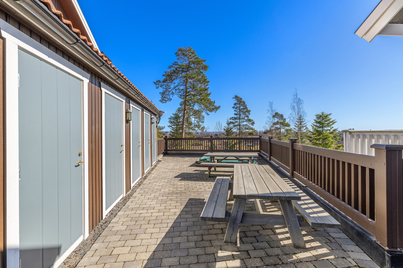Felles terrasse hvor utebod til leilighetene ligger Galleribilde