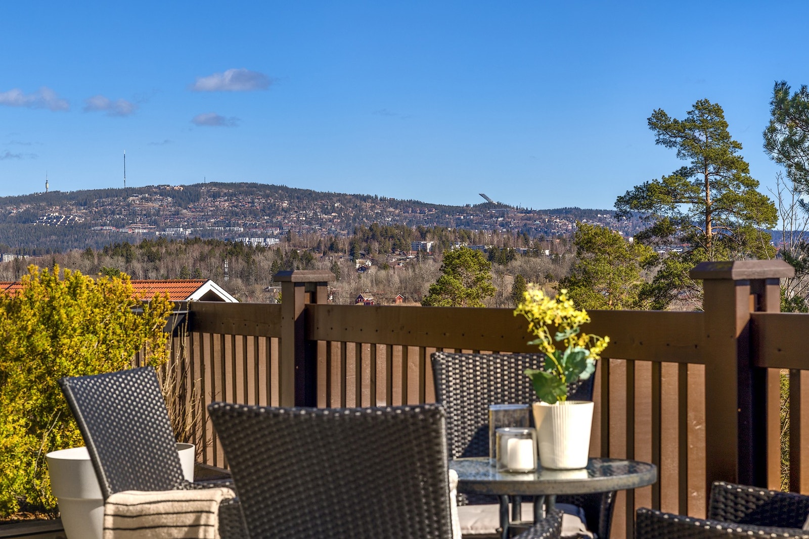 Fra terrassen er det flott utsikt bl.a opp til Holmenkollen Galleribilde