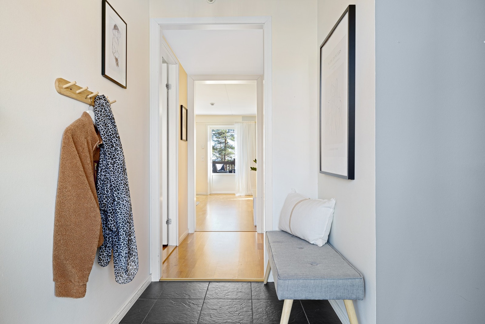Fra hallen kommer man inn til stuen og soveromsavdelingen Galleribilde