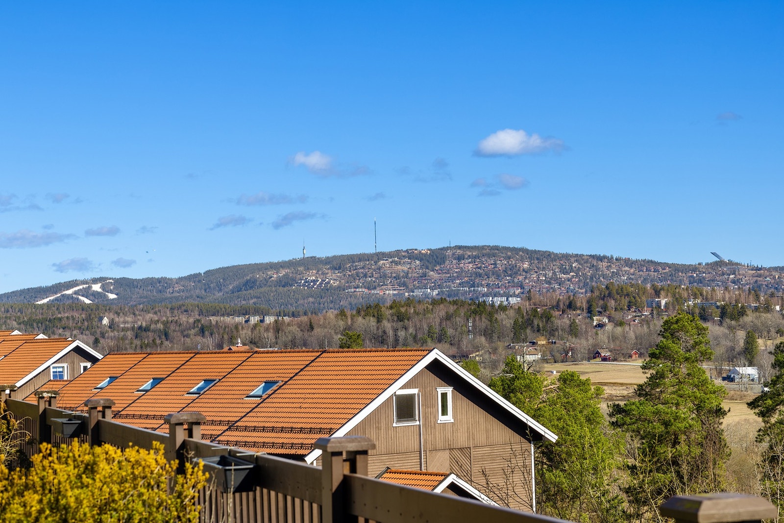 Fantastisk utsikt mot Holmenkollen med morgensol. Galleribilde