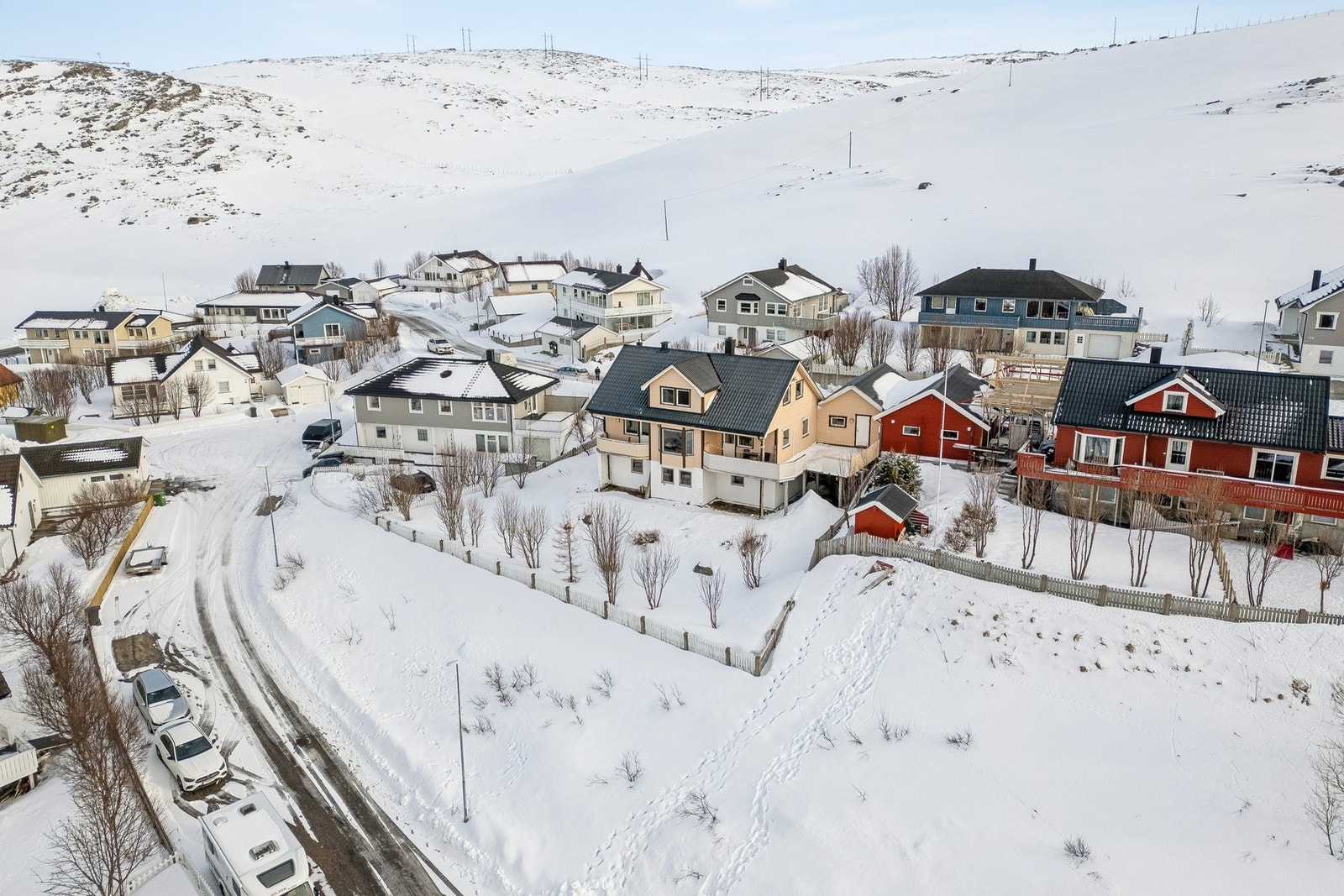Boligen ligger populært og barnevennlig til i bydelen Prærien i Hammerfest kommune. Bydelen har en høy bosettelse av barnefamilier takket være nærhet til skoler og barnehager, populære turområder, fritidstilbud og dagligvarebutikker. Galleribilde