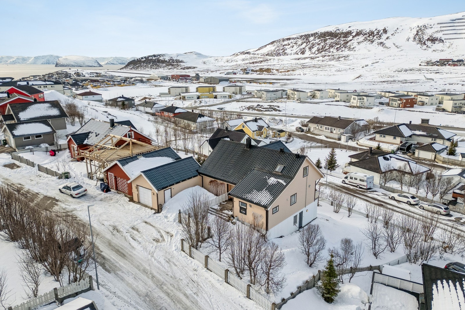 Eiendommen har en flott og inngjerdet tomt på skrående terreng. Utleiedelens inngangsparti ligger rundt hjørnet når du kommer inn til eiendommen. Galleribilde
