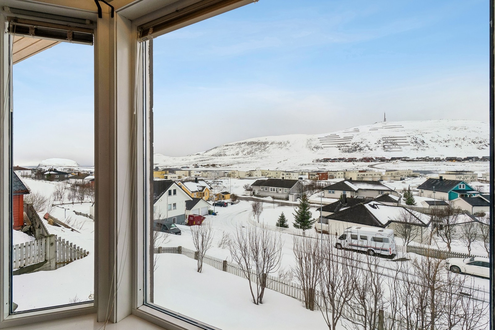 Stuen gir deg en flott utsikt og en utstikkende del med panoramautsikt. Galleribilde