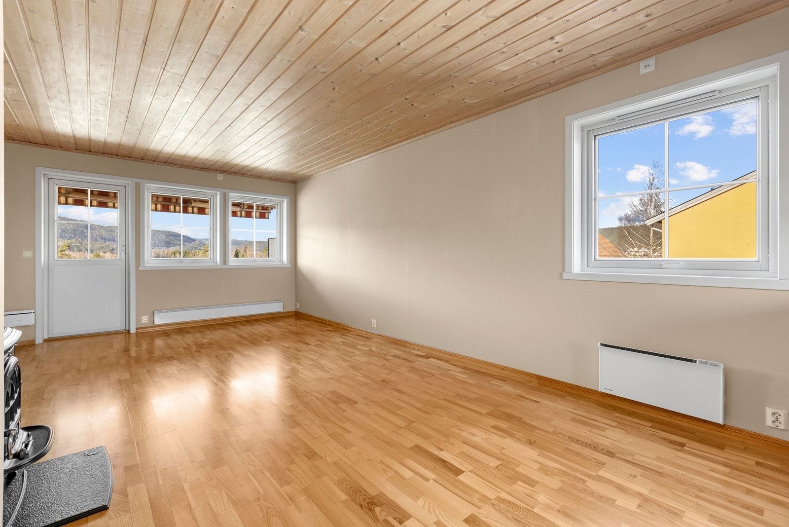 I stua er det godt med lys fra vinduer og utgang til en overbygget veranda. Galleribilde