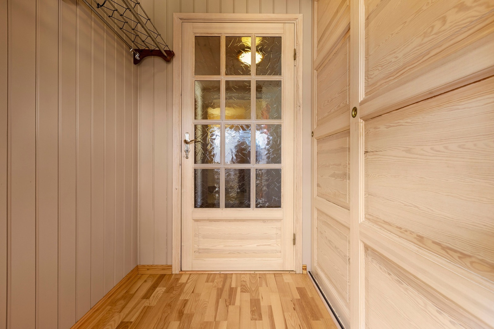 Inngangen har god plass til oppbevaring av yttertøy og sko. Skyvedørsgarderobe i heltre. Galleribilde
