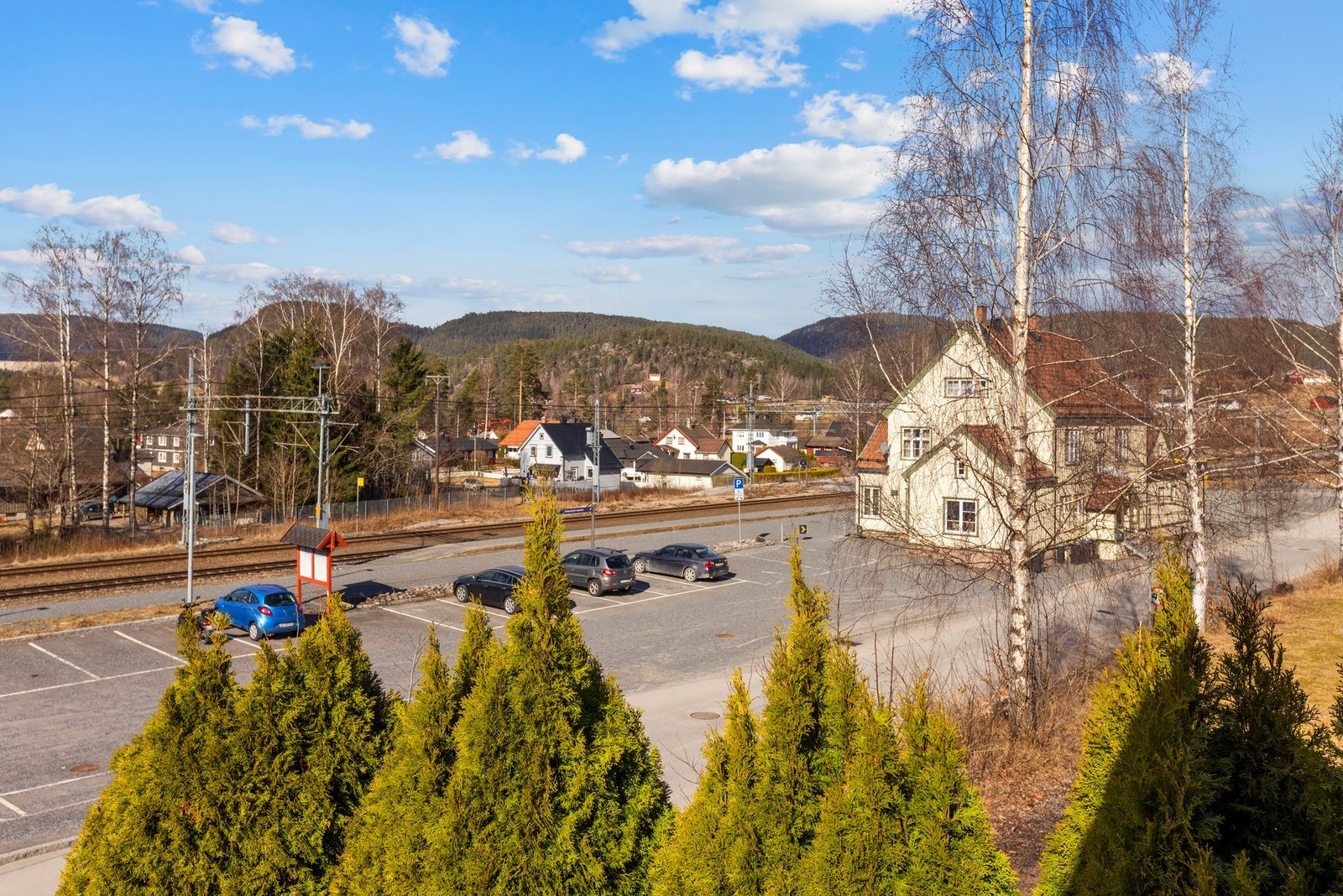 Utsikt til Lunde Stasjon fra stua og verandaen. Galleribilde
