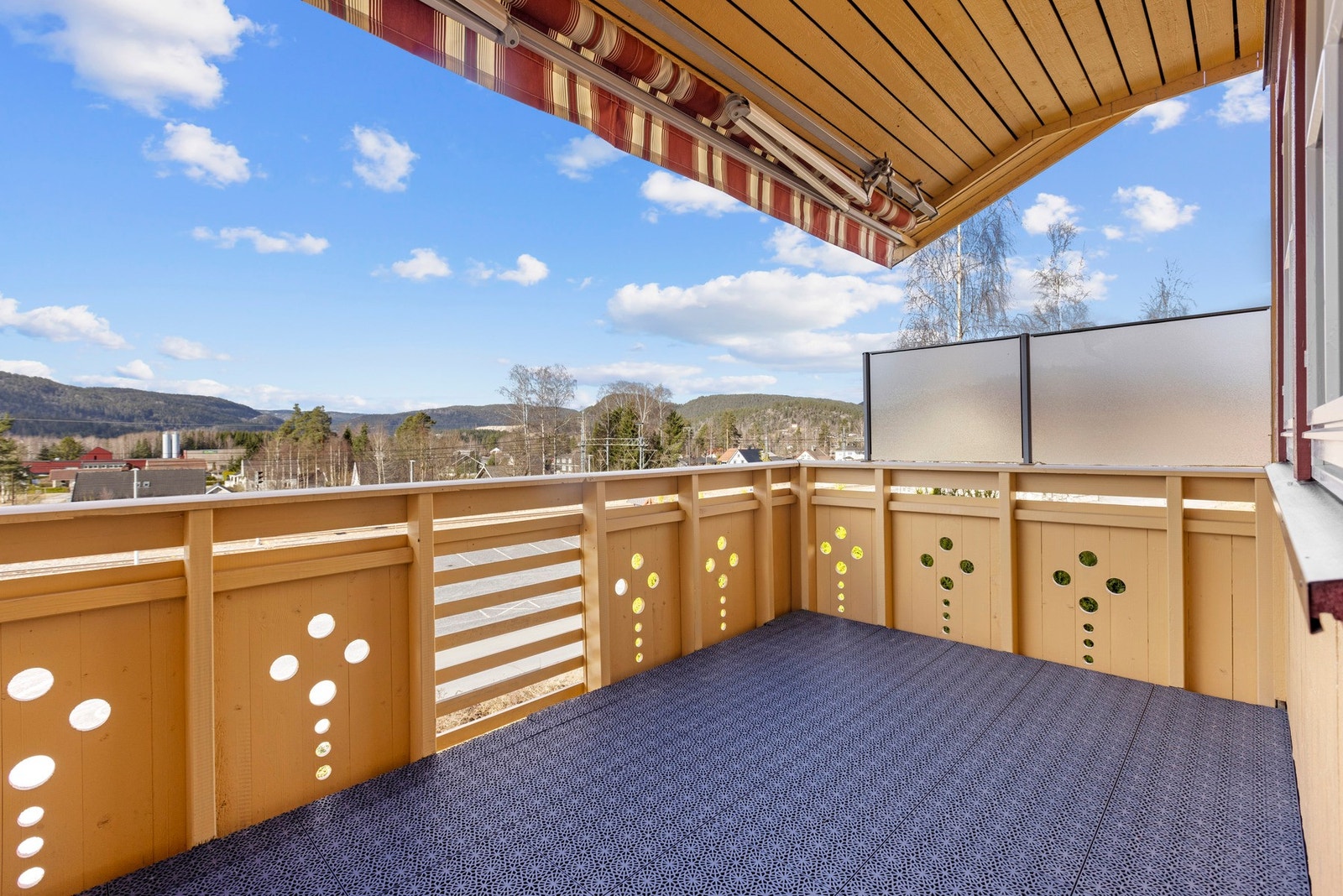 Stor og solrik veranda med ny makrise, som skjermer for sola. Galleribilde