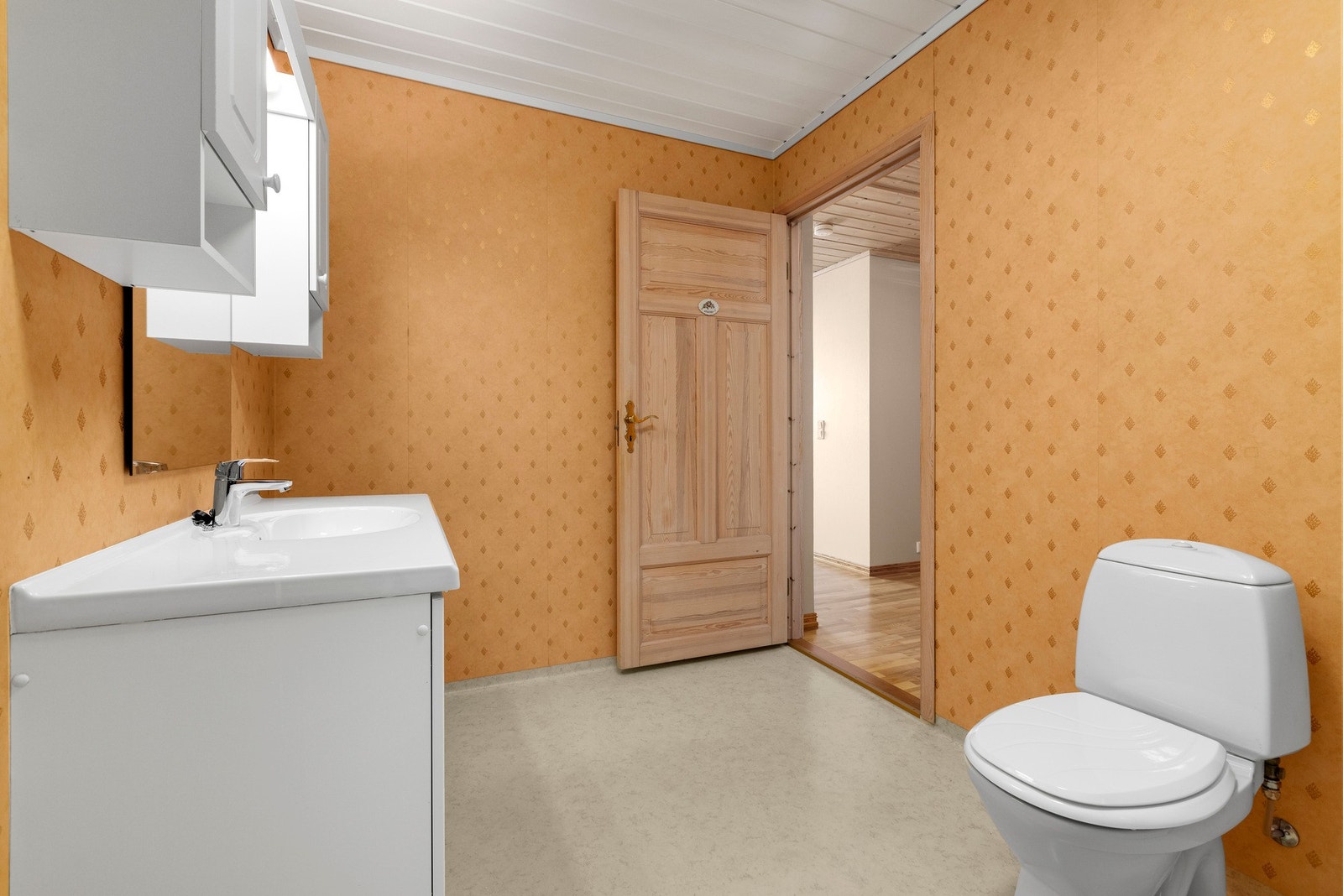 Badet er praktisk og romslig, med dusjkabinett, toalett og en baderomsinnredning med godt med skapplass. Galleribilde