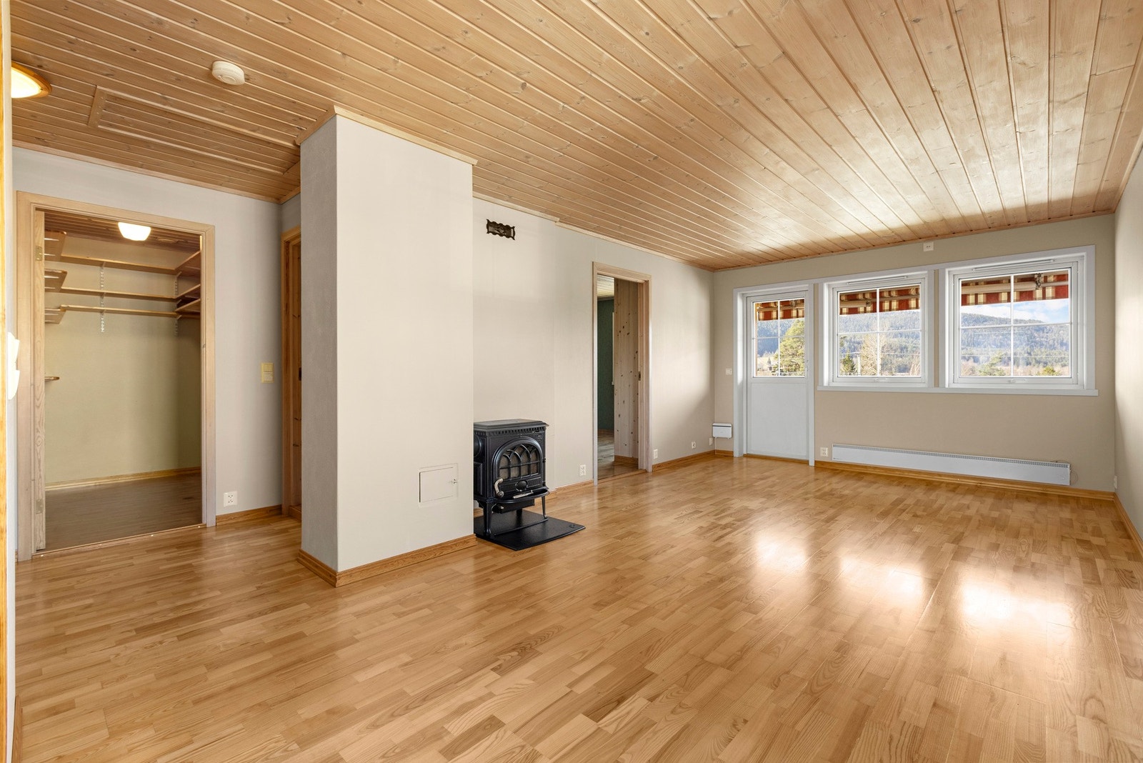 I stua er det en vedovn, som varmer fort opp leiligheten på kalde vinterdager. Galleribilde