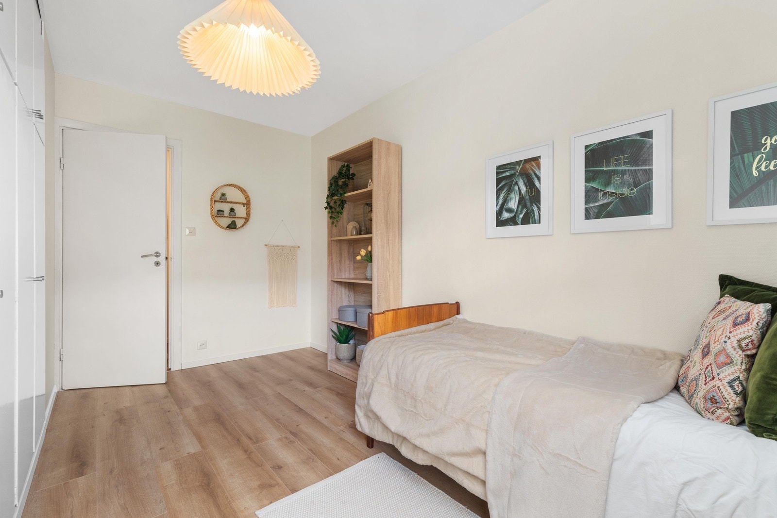 Garderobe i soverom 3 | nytt laminatgulv Galleribilde
