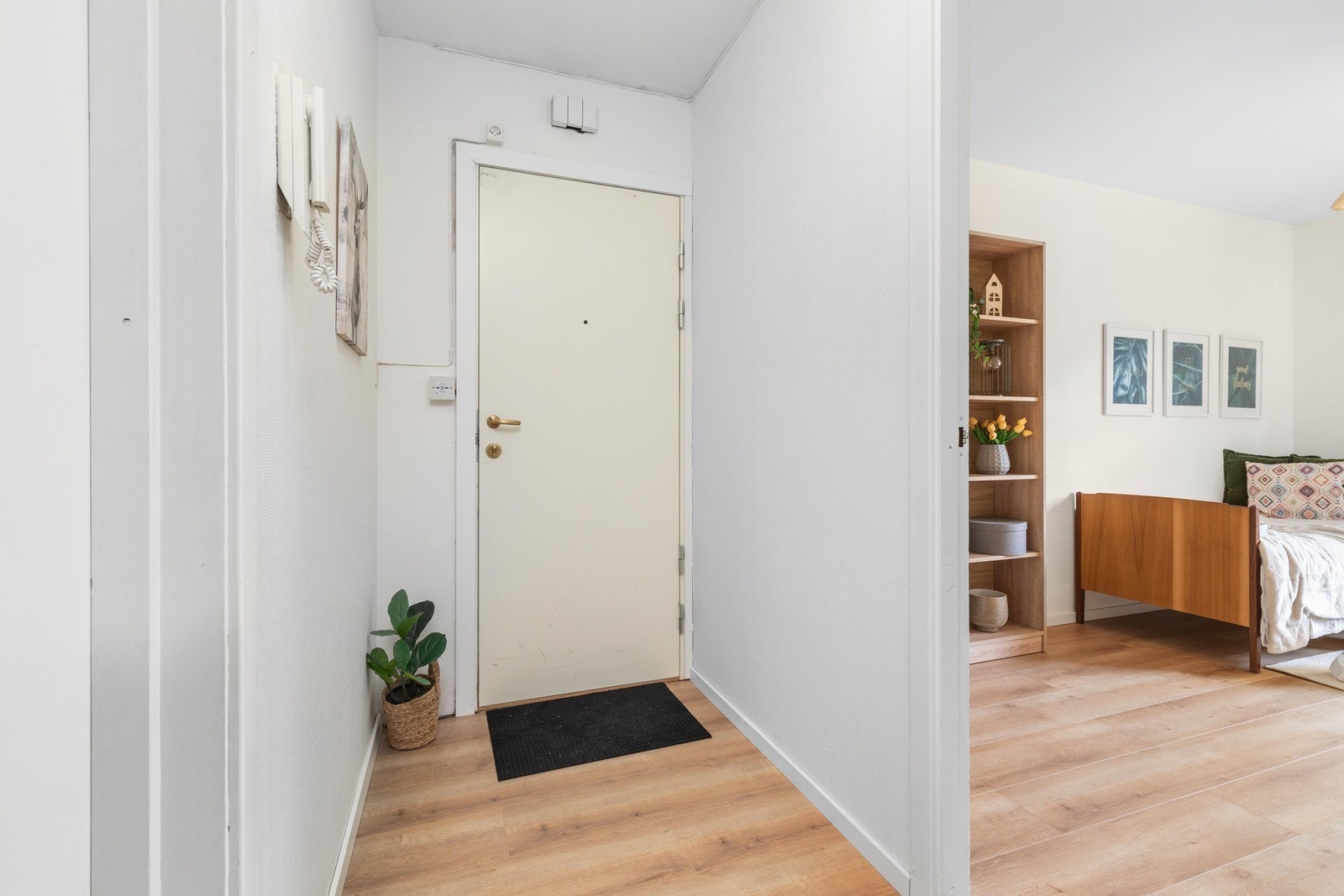 Hall | fra hall er det inngang til bod / garderobe Galleribilde