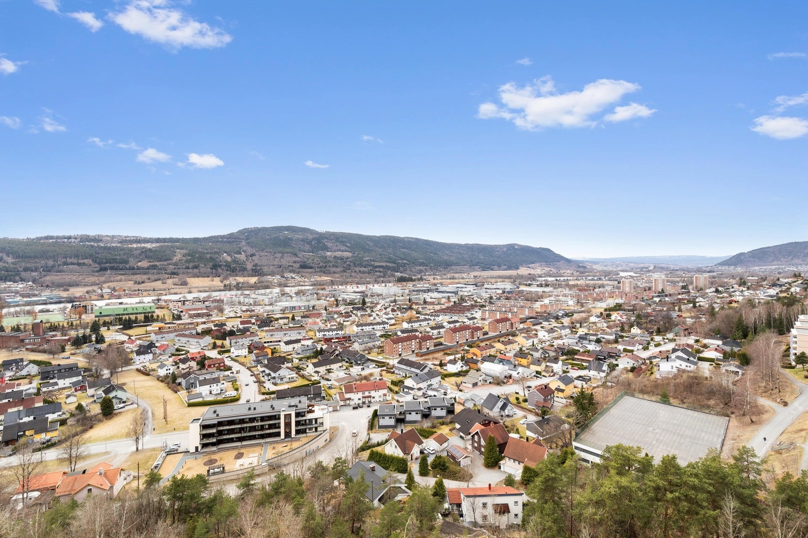 Panoramautsikt mot byen, elva og områdene omkring - en skimter Knuten i Kongsberg i det fjerne Galleribilde
