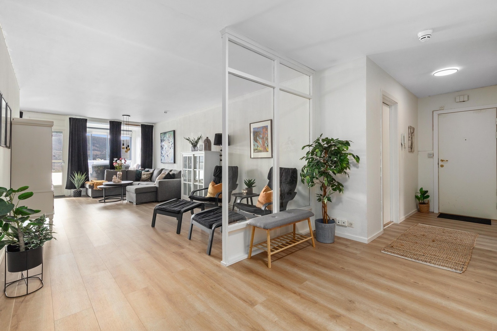 Åpen hall med glass detaljer mot stuen Galleribilde