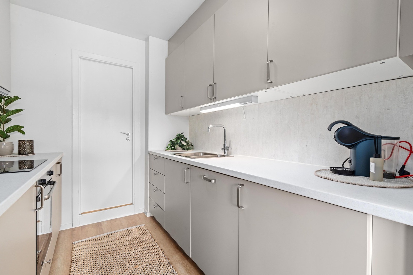 Godt med skap, skuffer- og benkeplass Galleribilde
