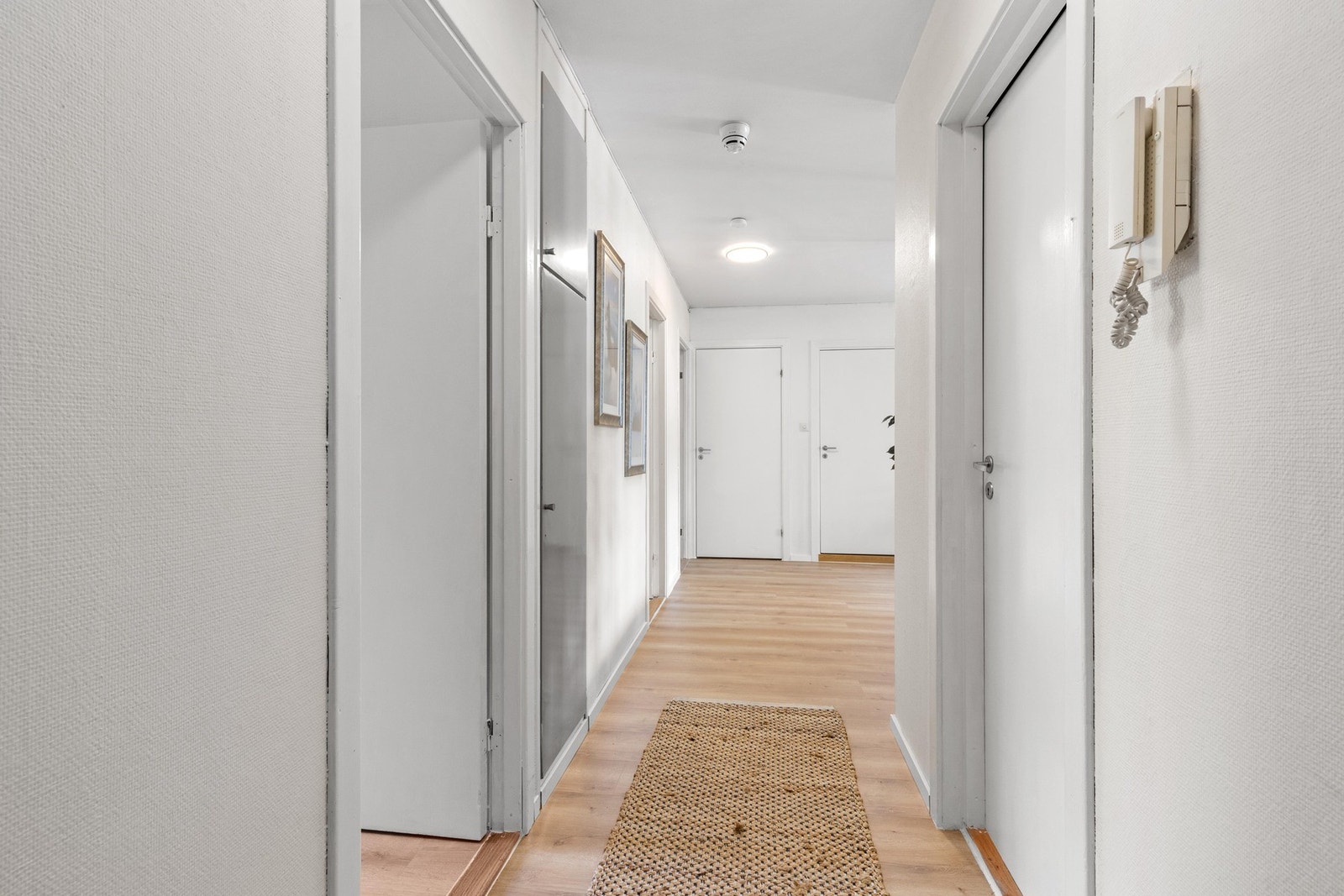Hall med nytt laminatgulv Galleribilde