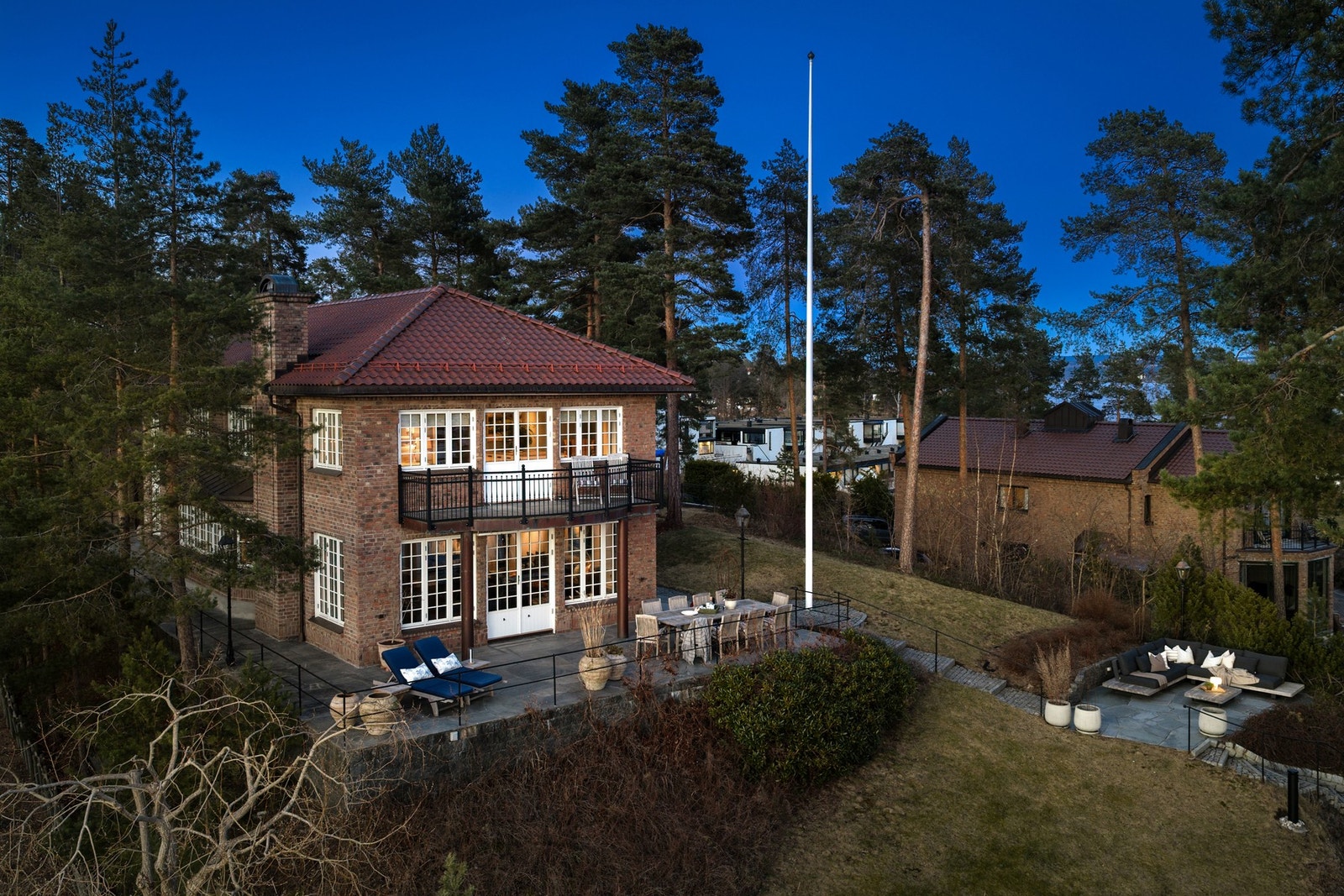 Eiendommen ligger vakkert og tilbaketrukket til på en høyde, omgitt av flotte furutrær og med gode solforhold. Galleribilde