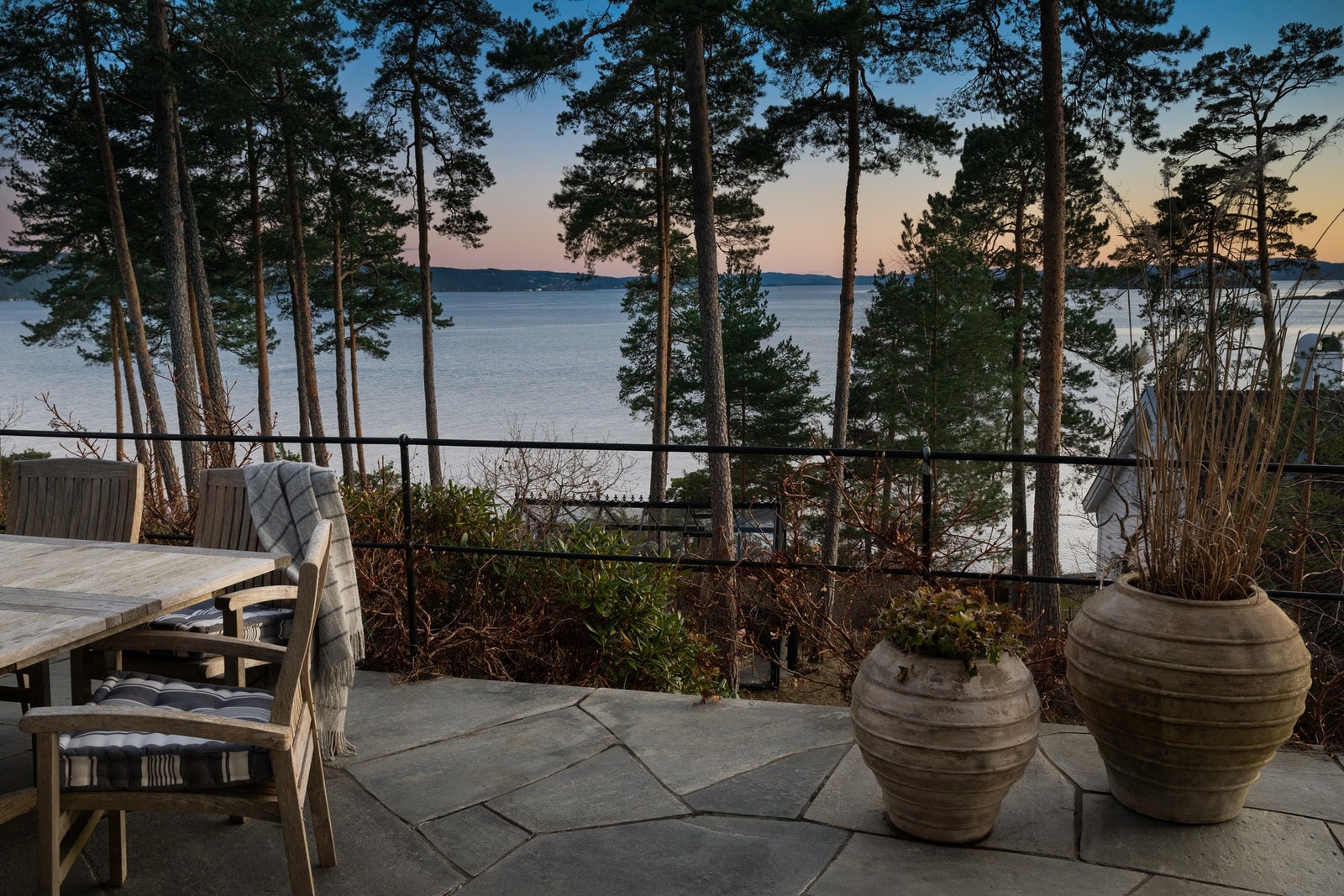 Nydelig panoramautsikt mot sjøen og utsøkt materialvalg. Galleribilde