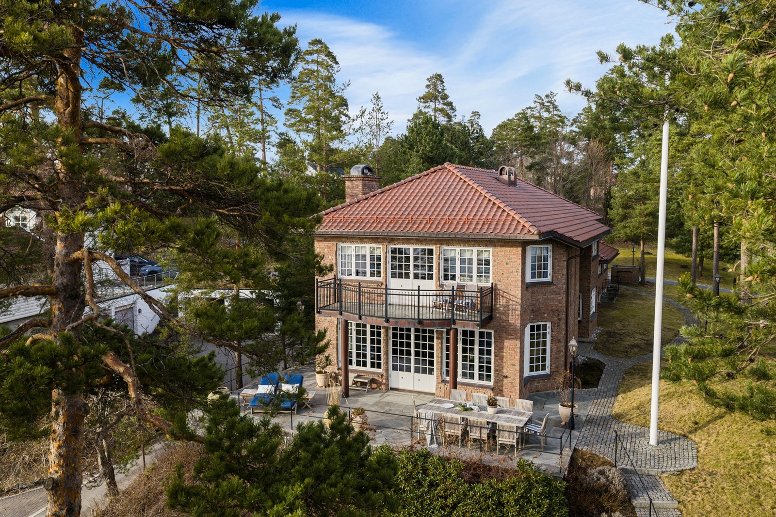 Vakker eiendom beliggende på en høyde med mektig utsikt og fantastiske solforhold. En stilsikker og meget påkostet bolig i 1. linje til sjøen. Galleribilde