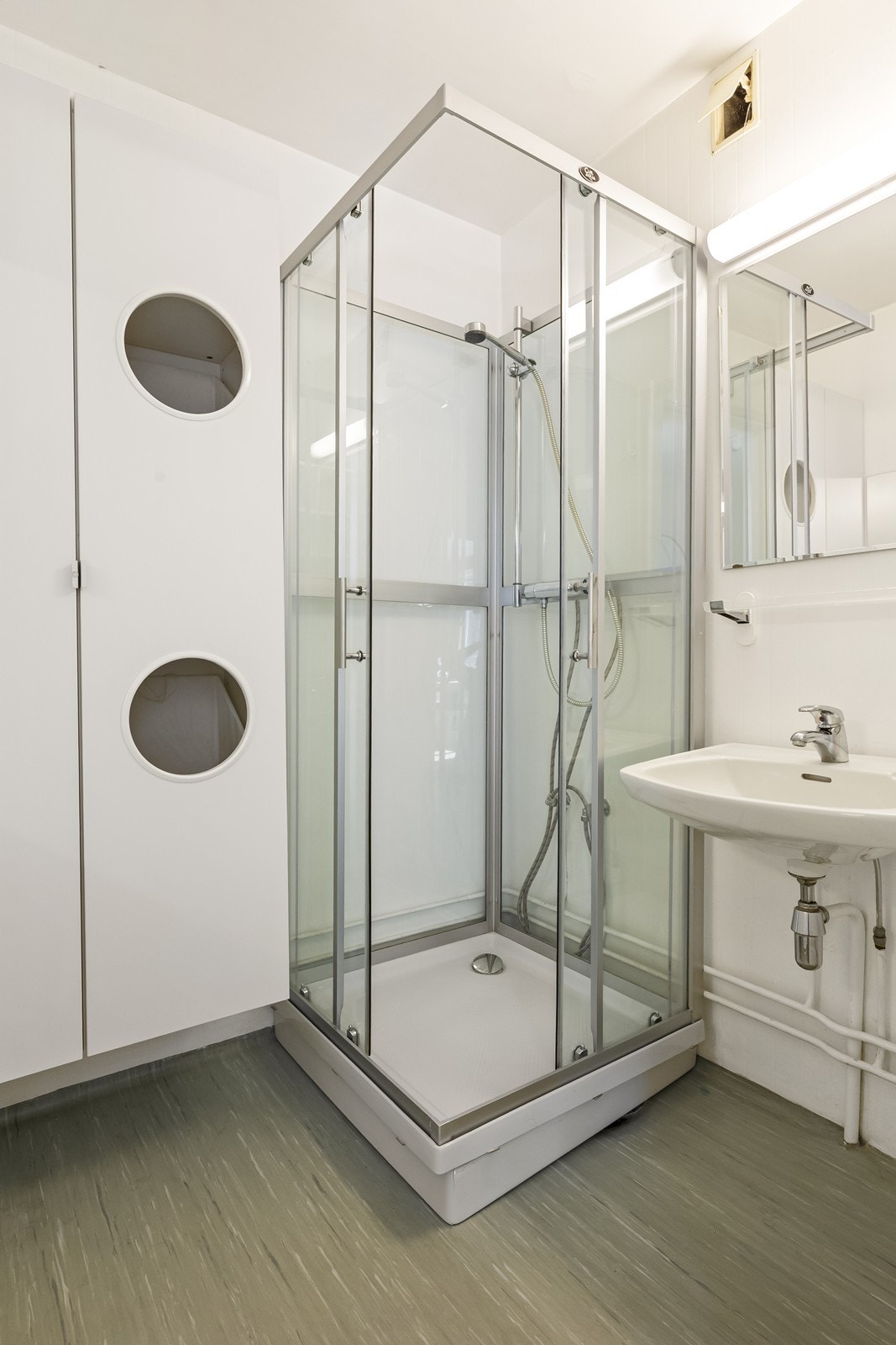 Badet er utstyrt med servant og dusjkabinett. Galleribilde