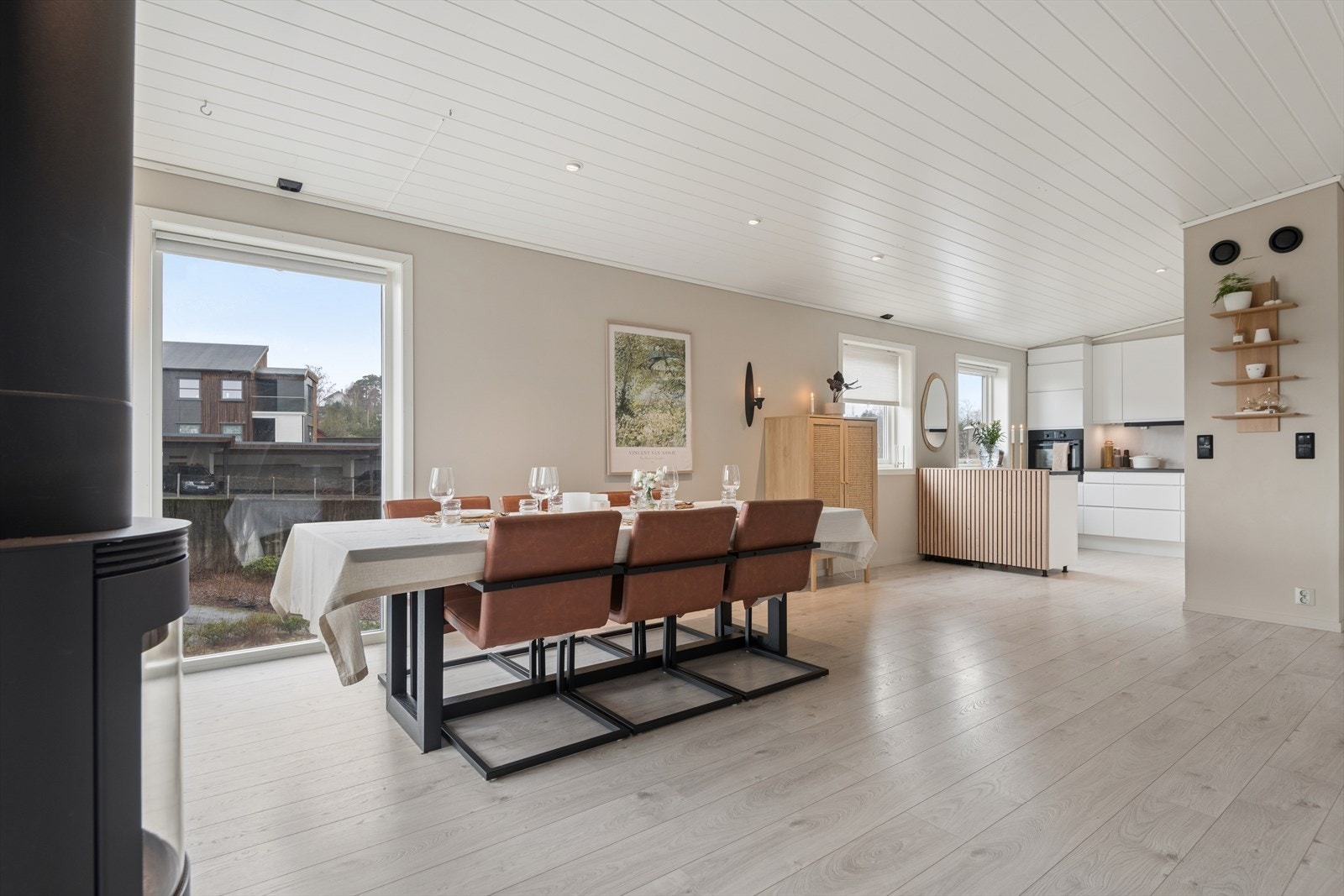 Romslig stue med store vindusoverflater. Galleribilde