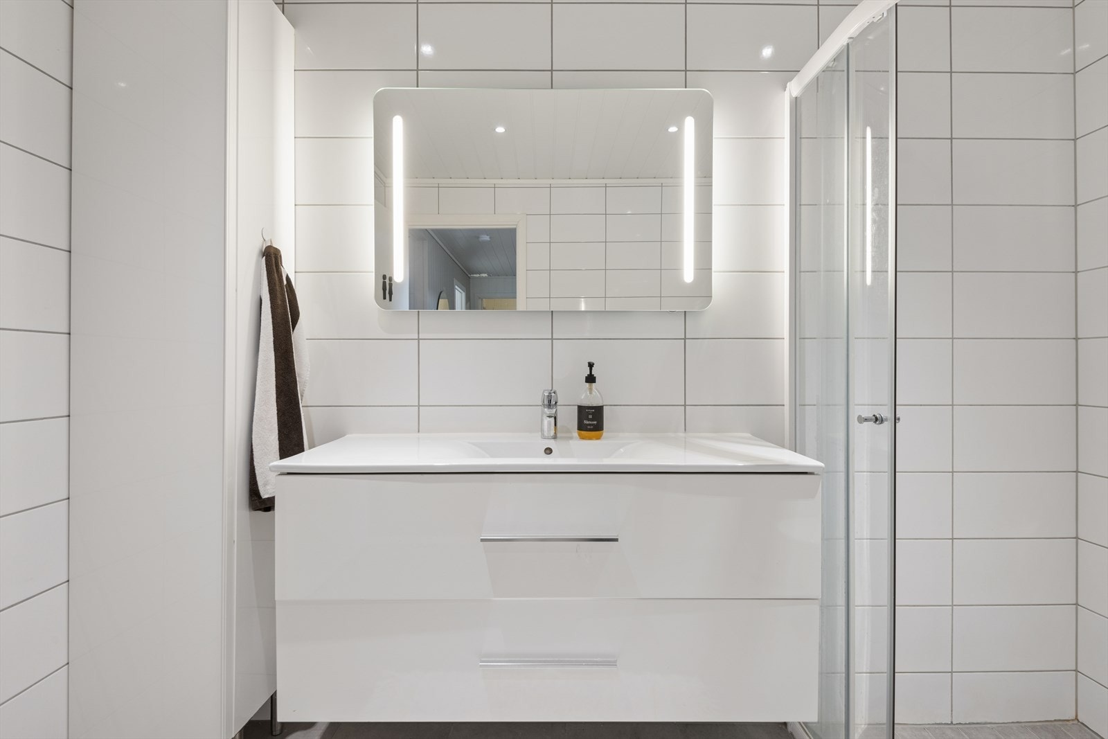 Badet er i 1 etasje og består av toalett, servant og dusj. Galleribilde