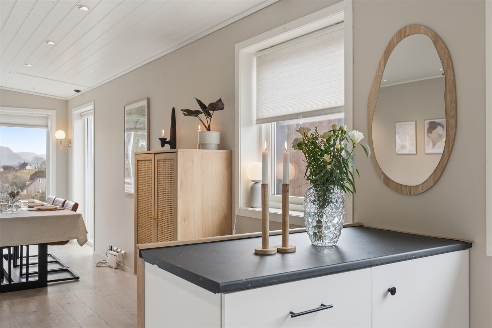 Kjøkken med praktisk øy for en sosial hverdag Galleribilde