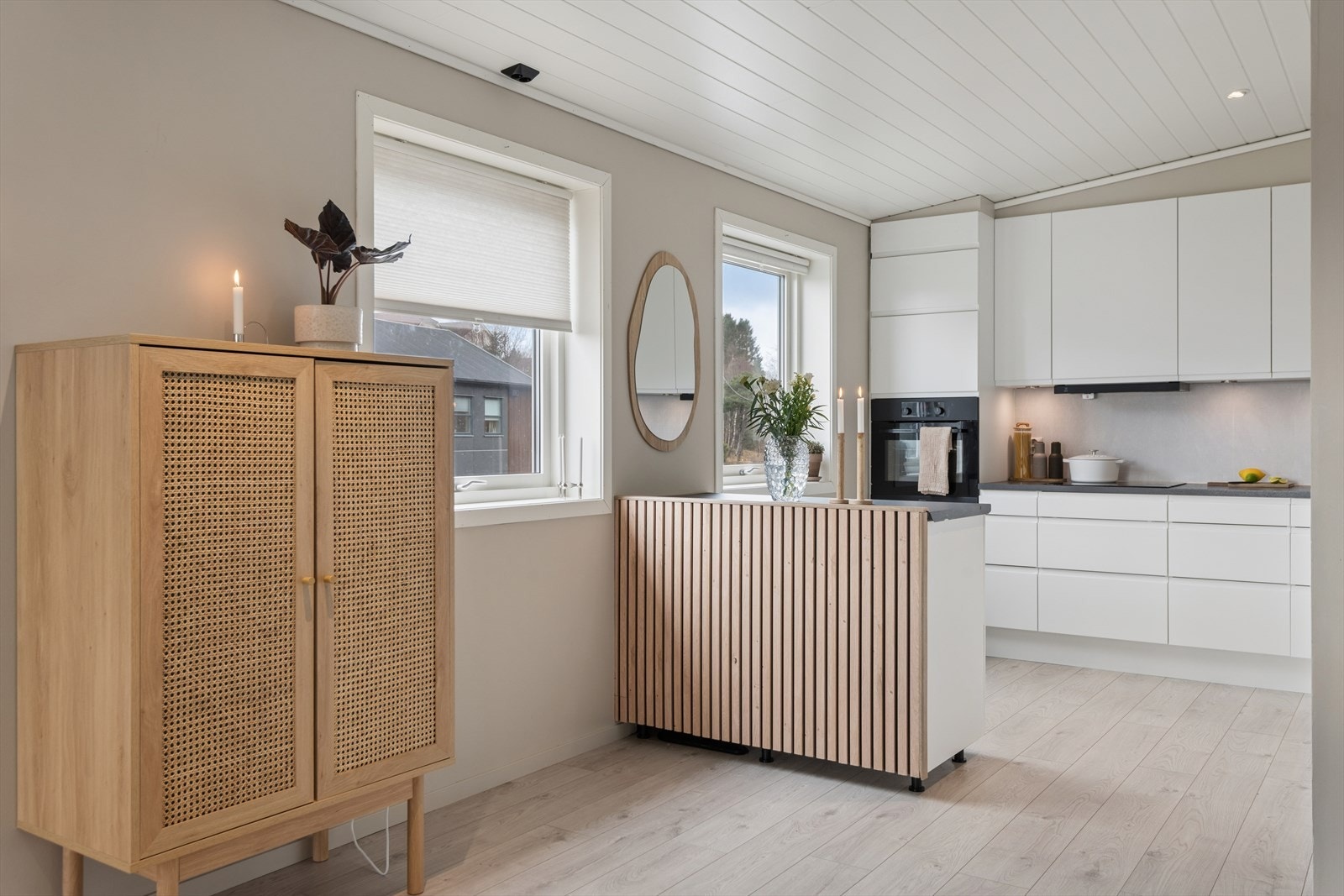 Kjøkken med tidsriktige farger og store vinduer for mye lysinnslipp Galleribilde