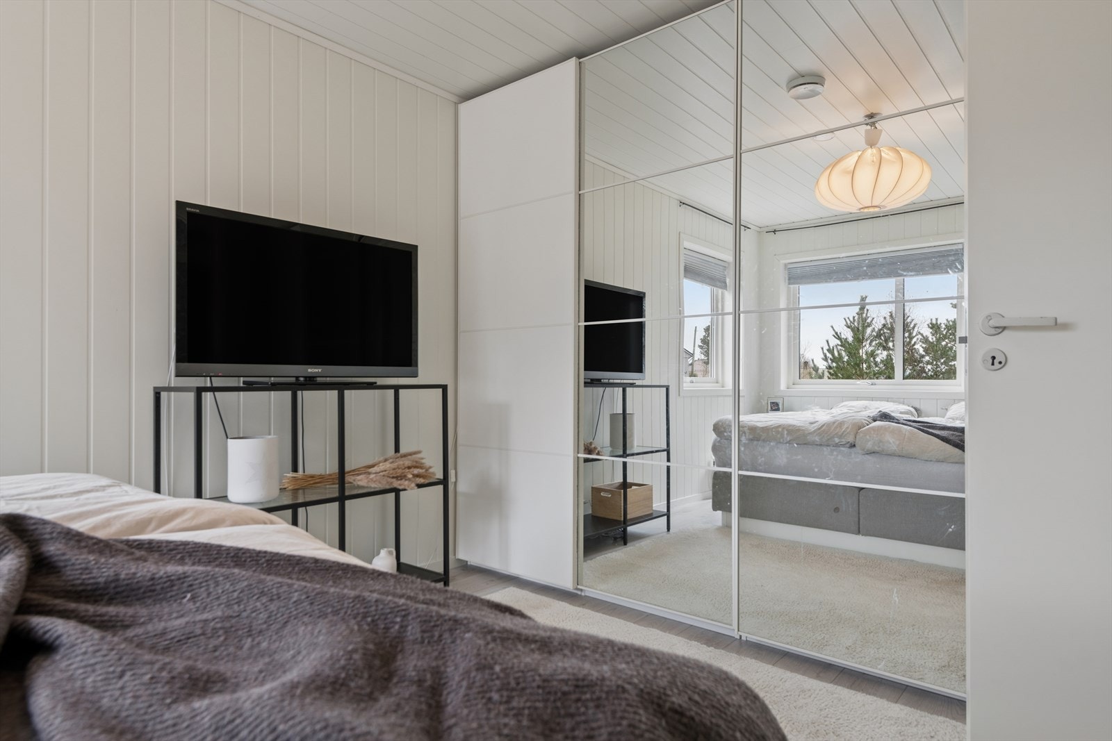 Romslig skyvedørsgarderobe. Galleribilde