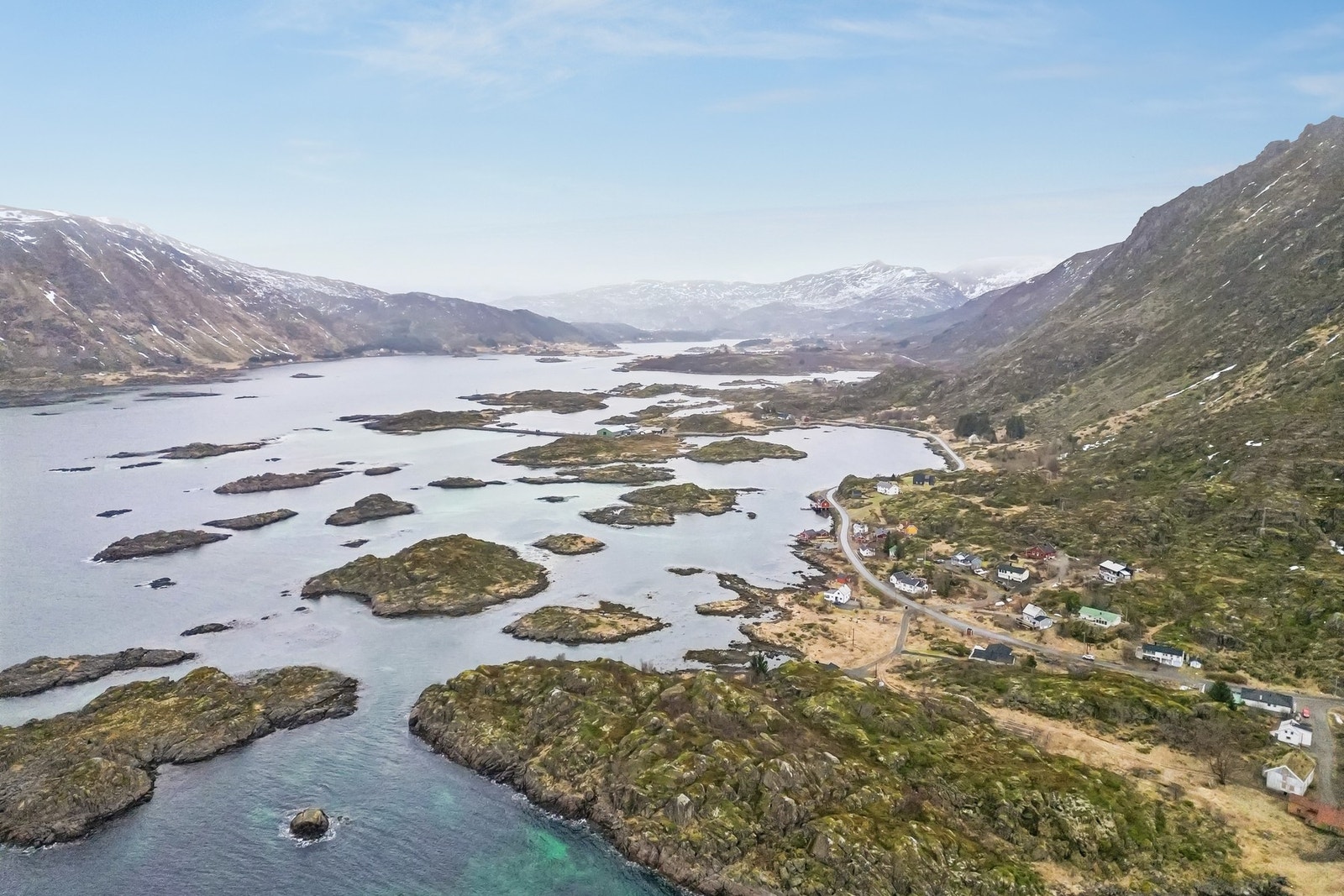 Tomta ligger idyllisk til på Steine, i naturskjønne og landlige omgivelser ca. 4,5 km fra Stamsund. Galleribilde