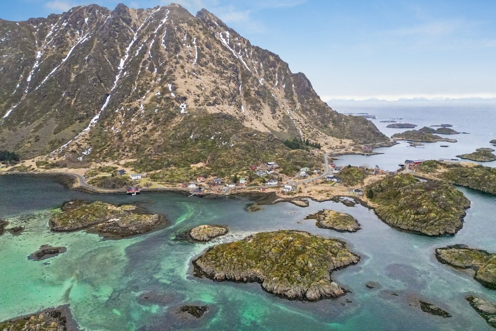 Om sommeren kan du padle kajakk eller SUP-brett innimellom holmer og skjær. Galleribilde