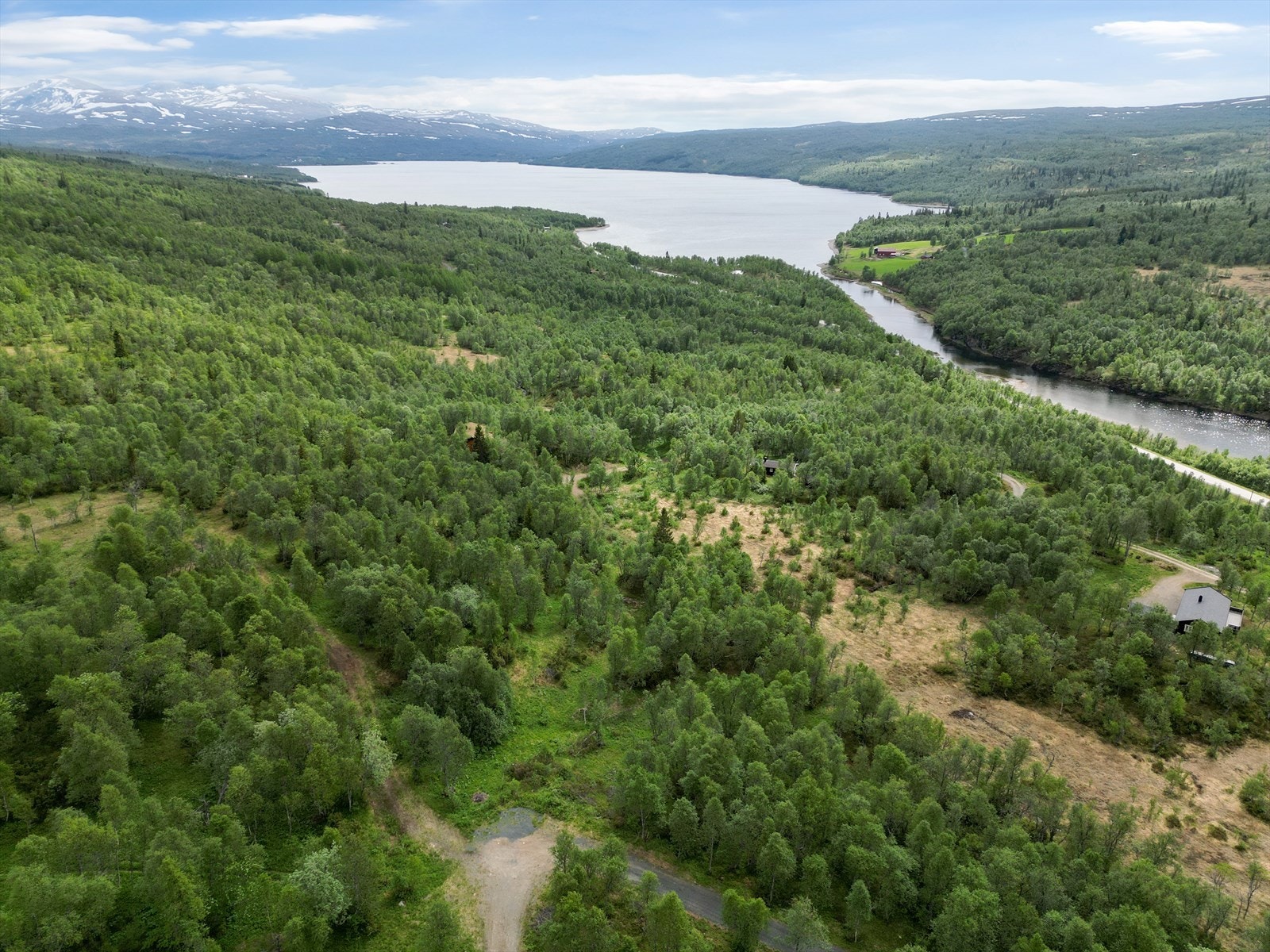 Heimdal Eiendomsmegling v/ Jon Herman Gulbrandsen ønsker velkommen til Arnelia hyttefelt og Arnelivegen 56! Foto: Multifoto, Dag-Asle Langø Galleribilde