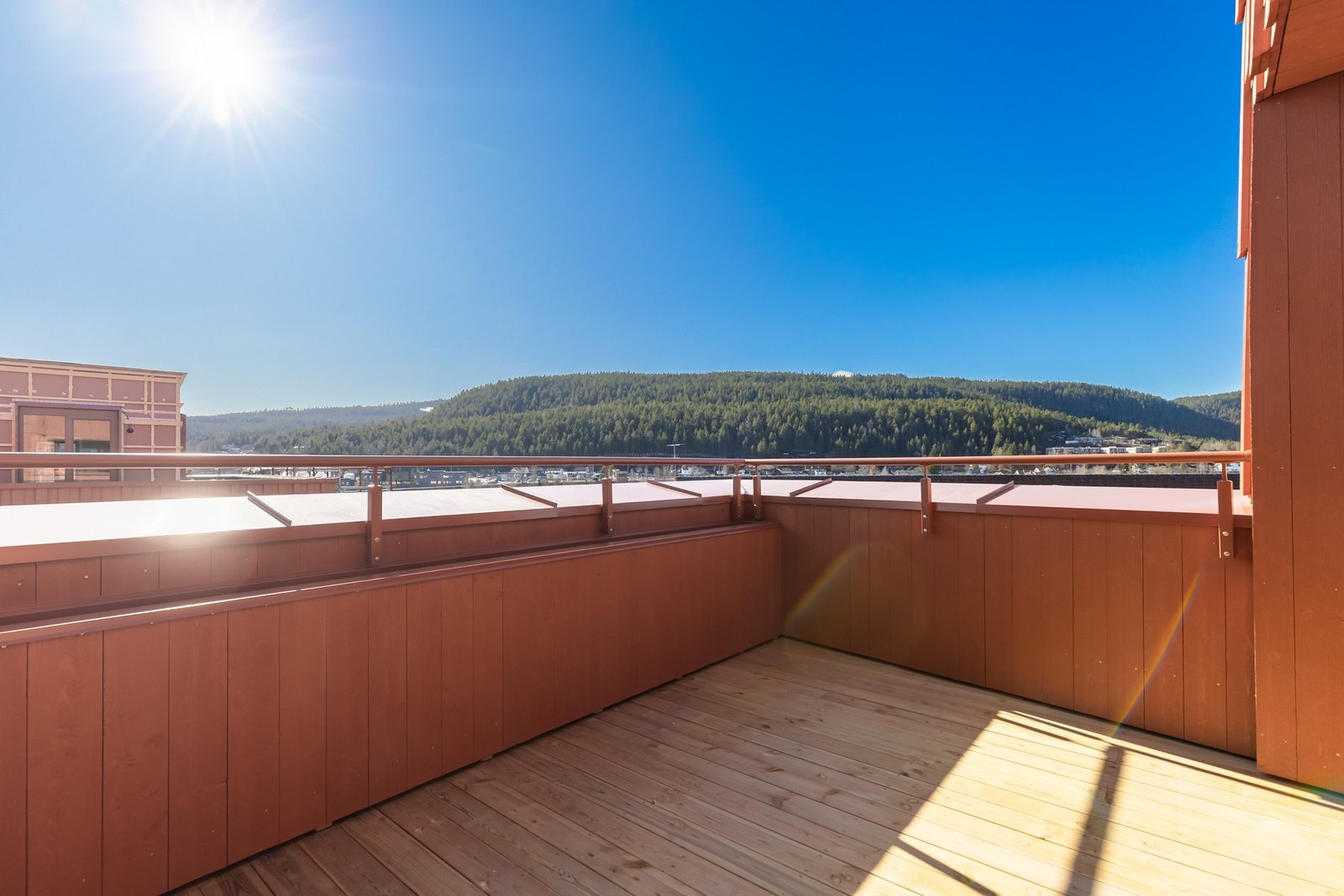 Terrassen ligger usjenert med gode solforhold og fin utsikt. Galleribilde