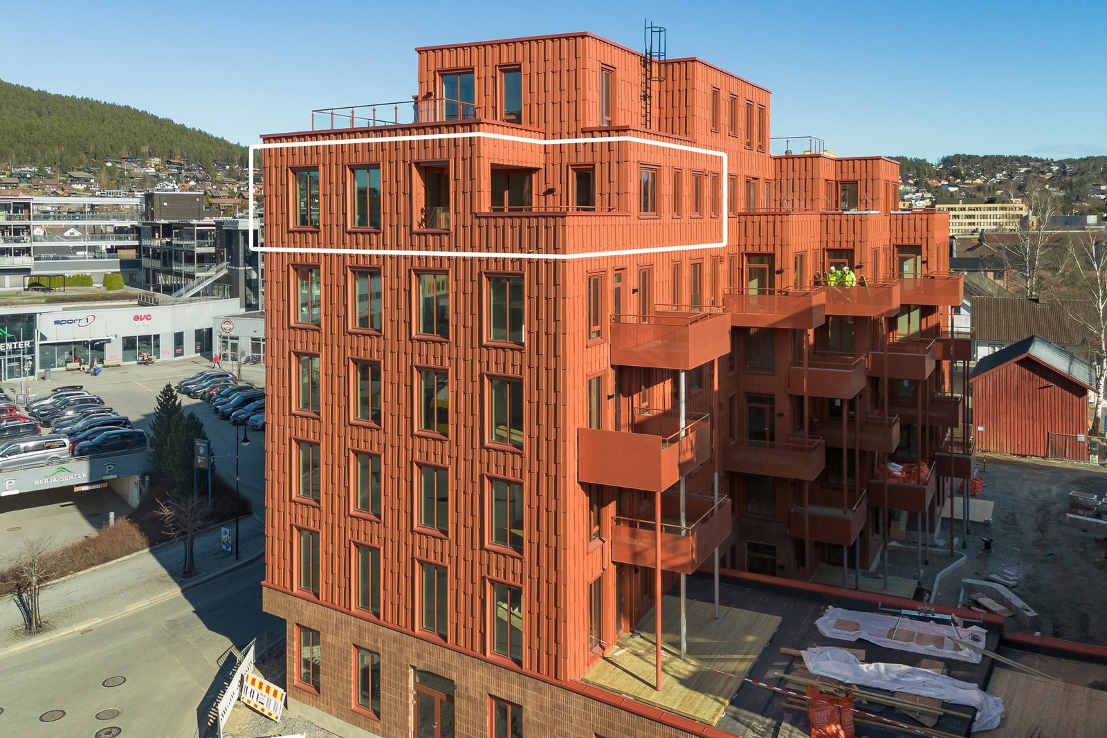 Helt ny og innflytningsklar terrasseleilighet med 3 soverom. Heis med direkte adkomst til leiligheten og en attraktiv, skjermet beliggenhet i bygget. Galleribilde